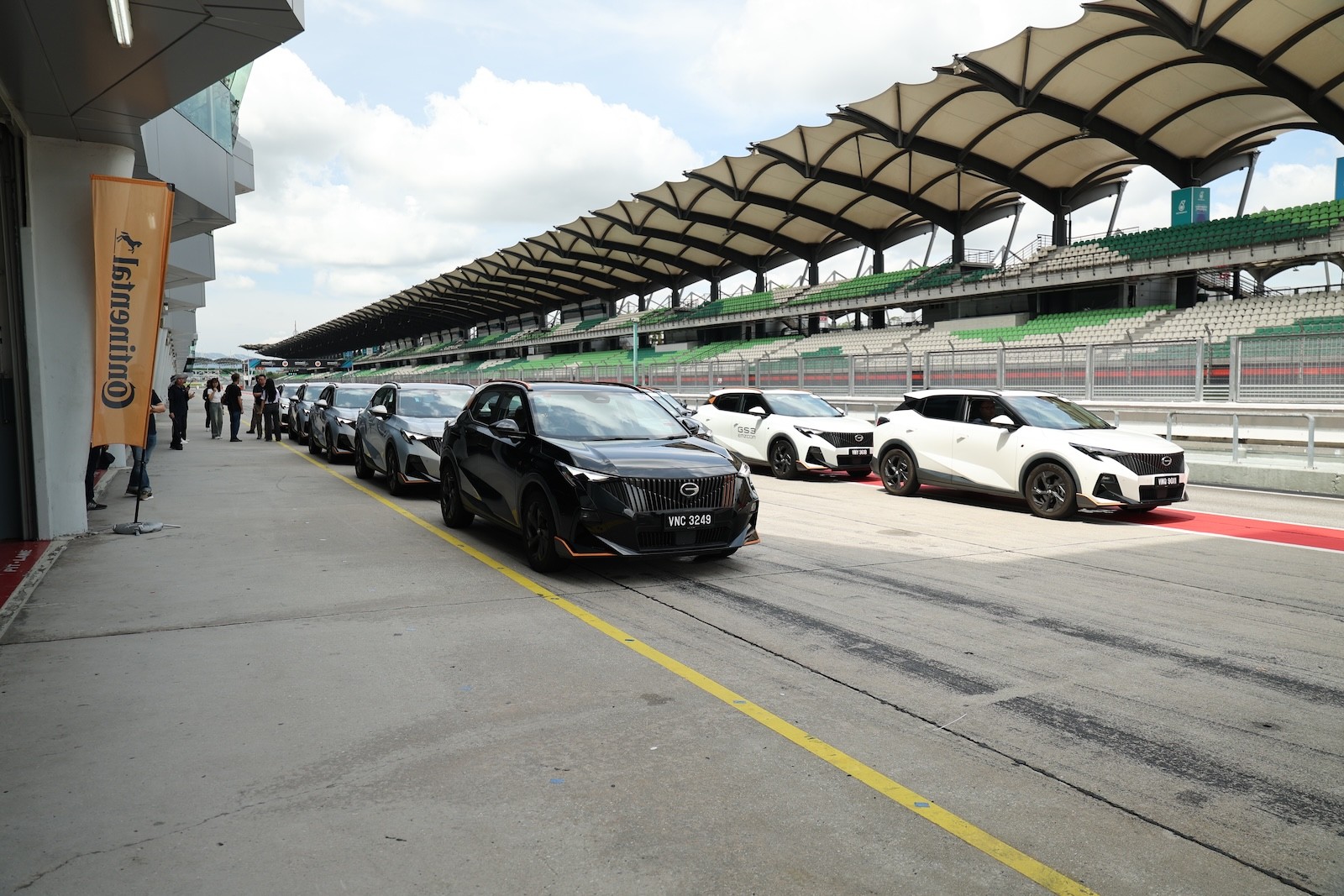Chạy thử xe GAC Emzoom tại Sepang: Hai vòng trên đường đua F1 cũ phơi bày điều gì về một chiếc SUV? Chạy thử xe GAC tại Sepang: Hai vòng trên đường đua F1 cũ phơi bày điều gì về một chiếc SUV?