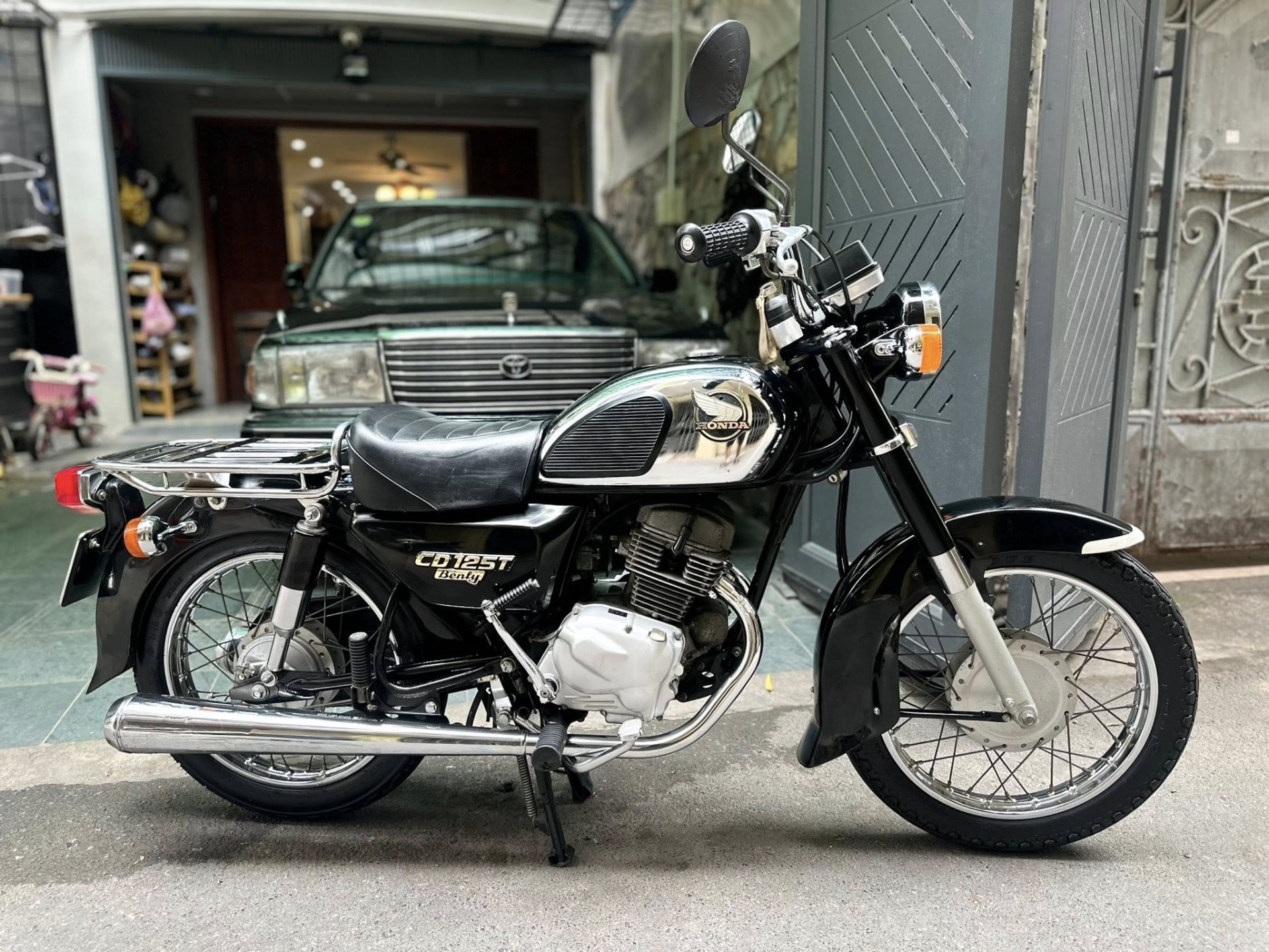 Xe máy cổ Honda CD125T Benly hơn 40 năm tuổi giá 275 triệu, đắt ngang SH 350i Xe máy cổ Honda CD125T Benly hơn 40 năm tuổi giá 275 triệu, đắt ngang SH 350i