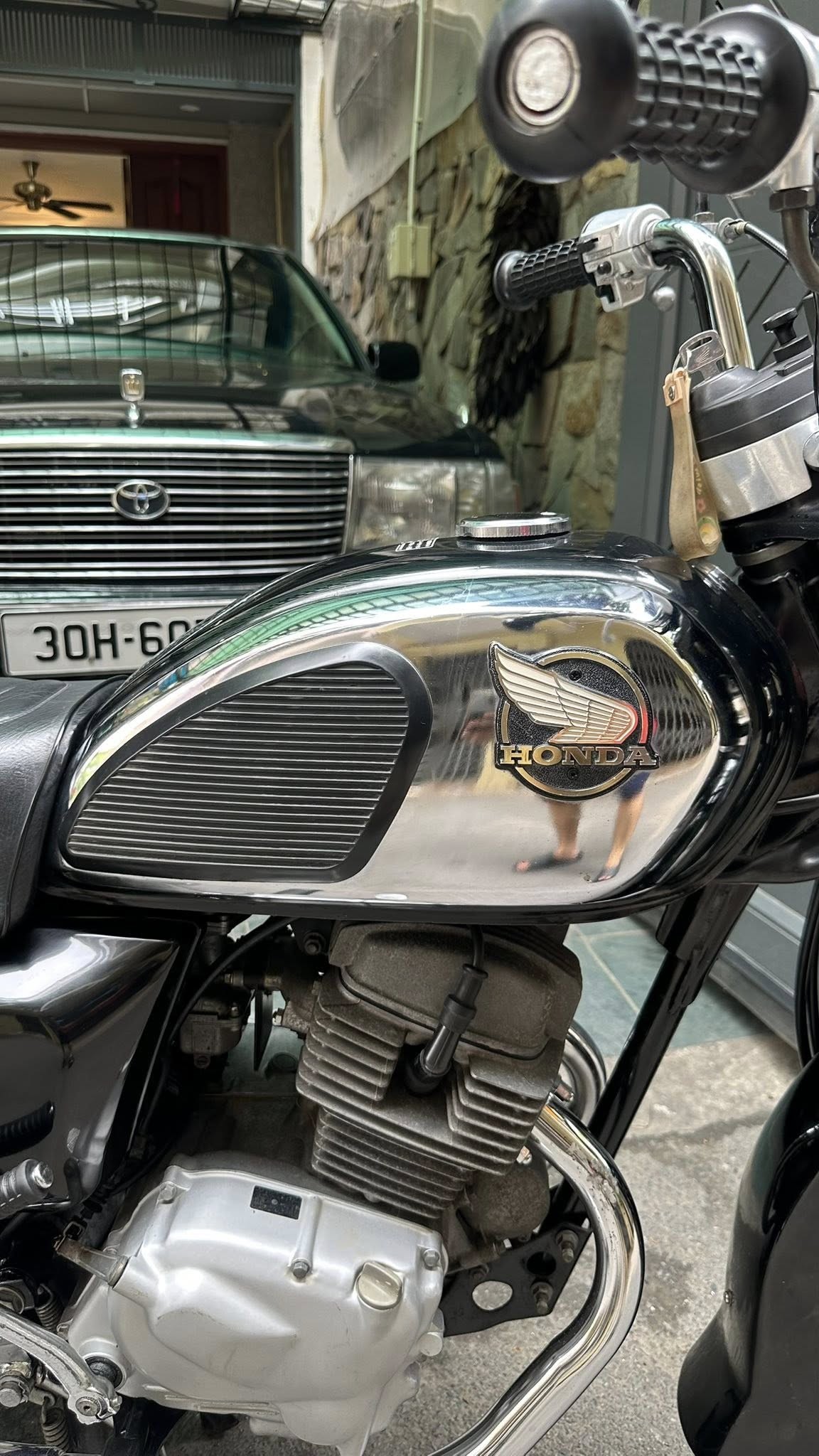 Xe máy cổ Honda CD125T Benly hơn 40 năm tuổi giá 275 triệu, đắt ngang SH 350i Xe máy cổ Honda CD125T Benly hơn 40 năm tuổi giá 275 triệu, đắt ngang SH 350i