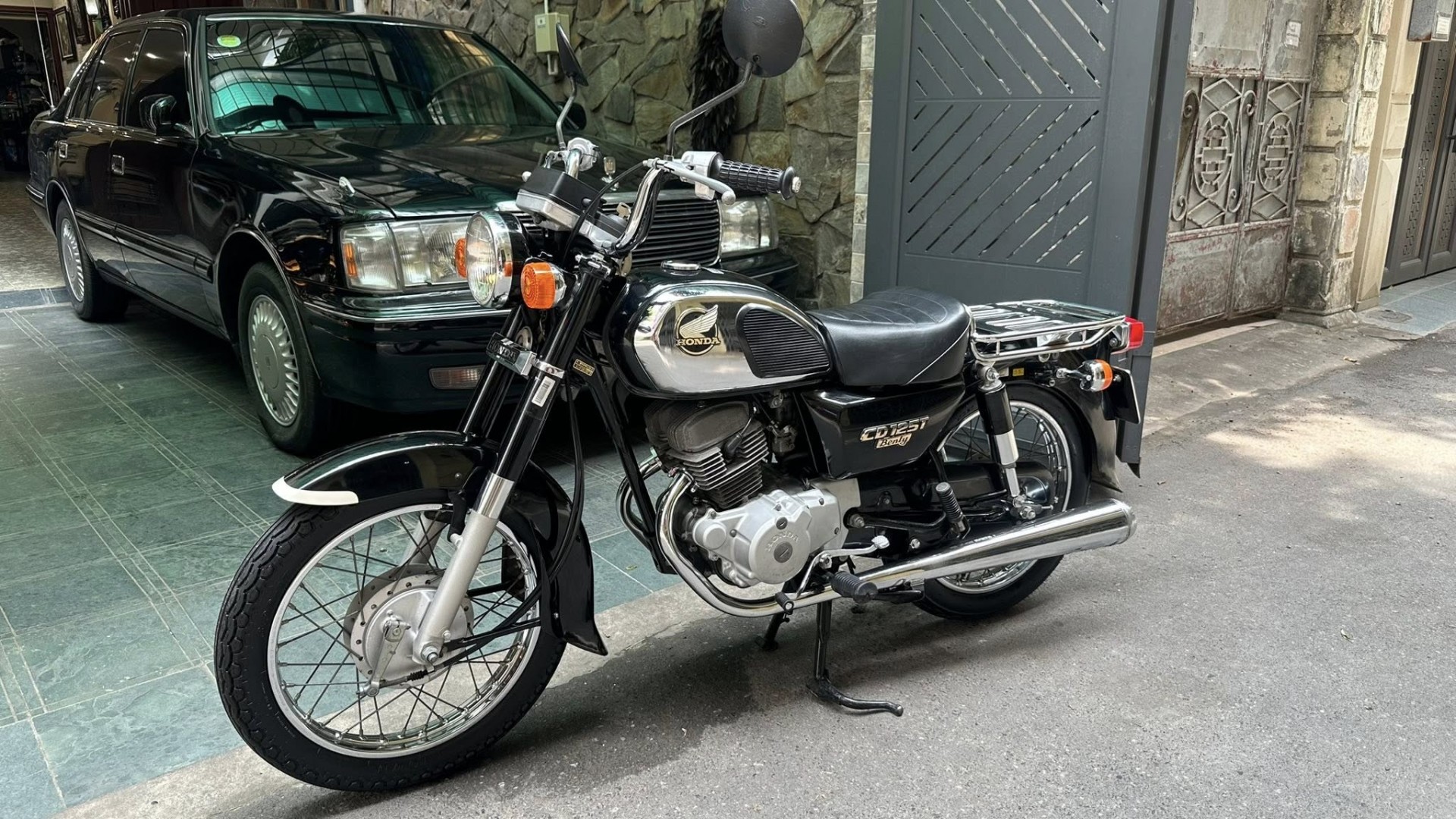 Xe máy cổ Honda CD125T Benly hơn 40 năm tuổi giá 275 triệu, đắt ngang SH 350i Xe máy cổ Honda CD125T Benly hơn 40 năm tuổi giá 275 triệu, đắt ngang SH 350i