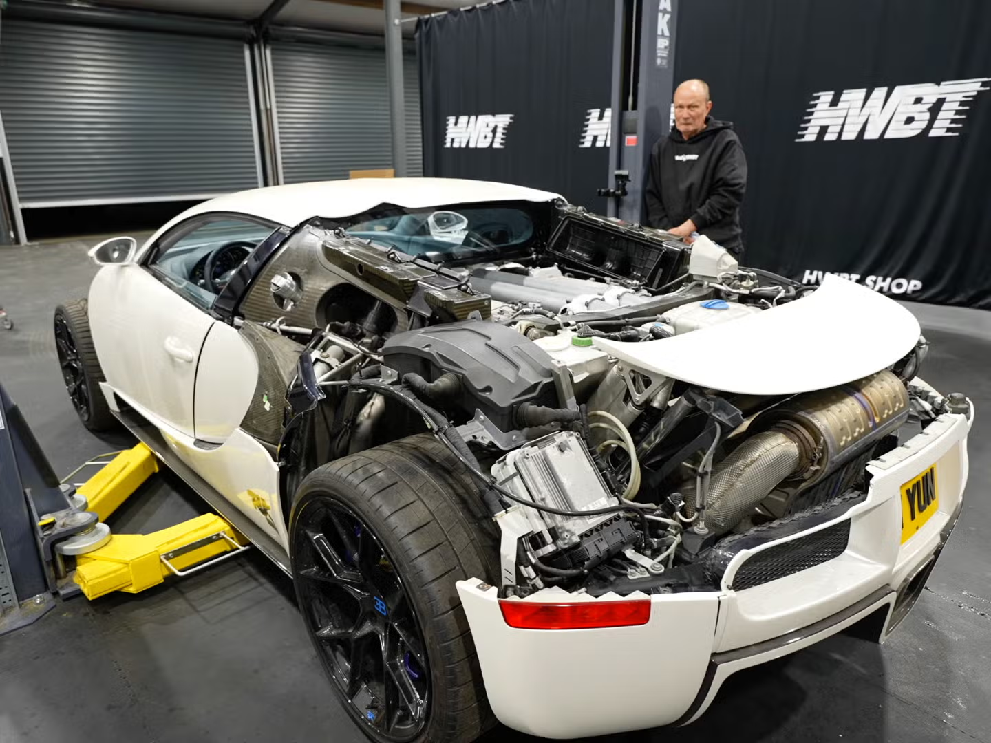 Tự bảo dưỡng Bugatti Veyron, chủ xe bất ngờ với khoản chi tiết kiệm khổng lồ Tự bảo dưỡng Bugatti Veyron, chủ xe bất ngờ với khoản chi tiết kiệm khổng lồ