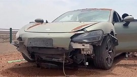 Vì AEB không kích hoạt, xe điện cao cấp Trung Quốc vỡ nát đầu khi lao vào đống đất trên đường