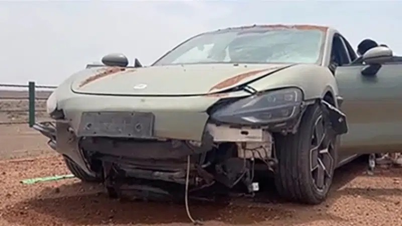 Vì AEB không kích hoạt, xe điện cao cấp Trung Quốc vỡ nát đầu khi lao vào đống đất trên đường Một chiếc Xiaomi SU7 đã đâm thẳng vào đống đất trên đường cao tốc mà không có dấu hiệu AEB được kích hoạt
