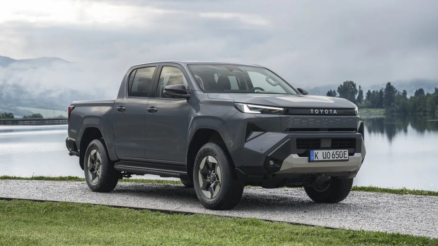 Bán tải điện Toyota Hilux BEV công bố giá bán, dao động từ 1,2 - 1,7 tỷ đồng tùy thị trường