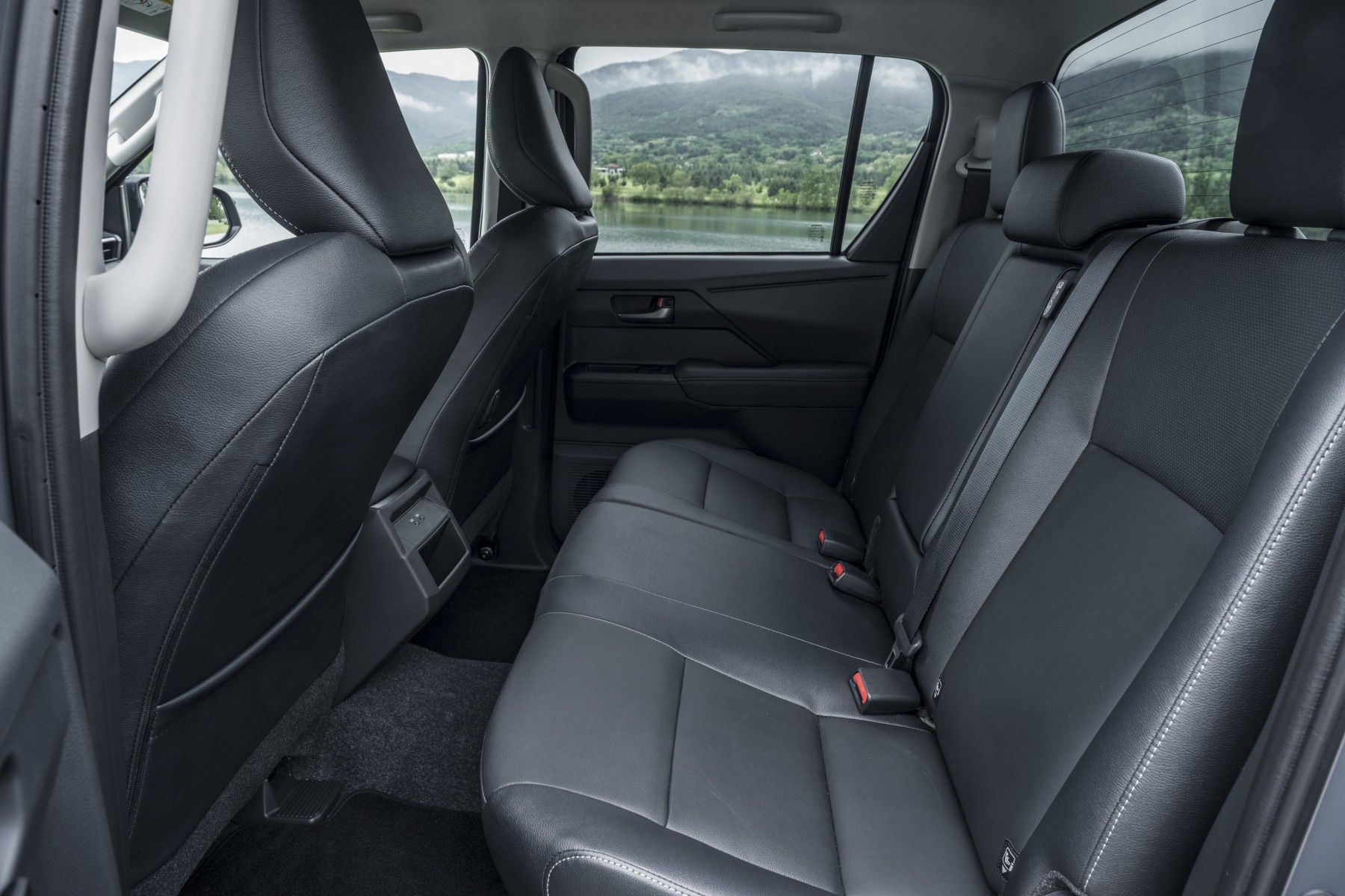 Hàng ghế sau của Toyota Hilux BEV 2026