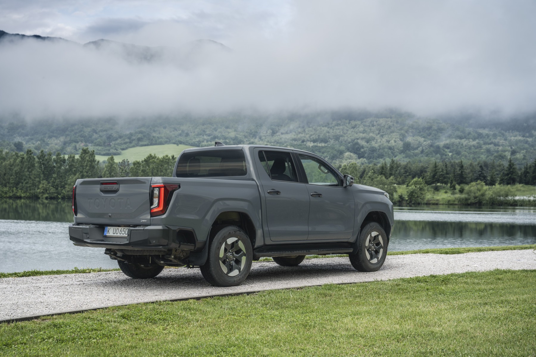 Phía sau của Toyota Hilux BEV 2026