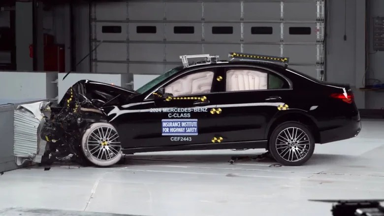Gần 70 năm trước, Mercedes-Benz đã thay đổi ngành ô tô bằng công nghệ an toàn này