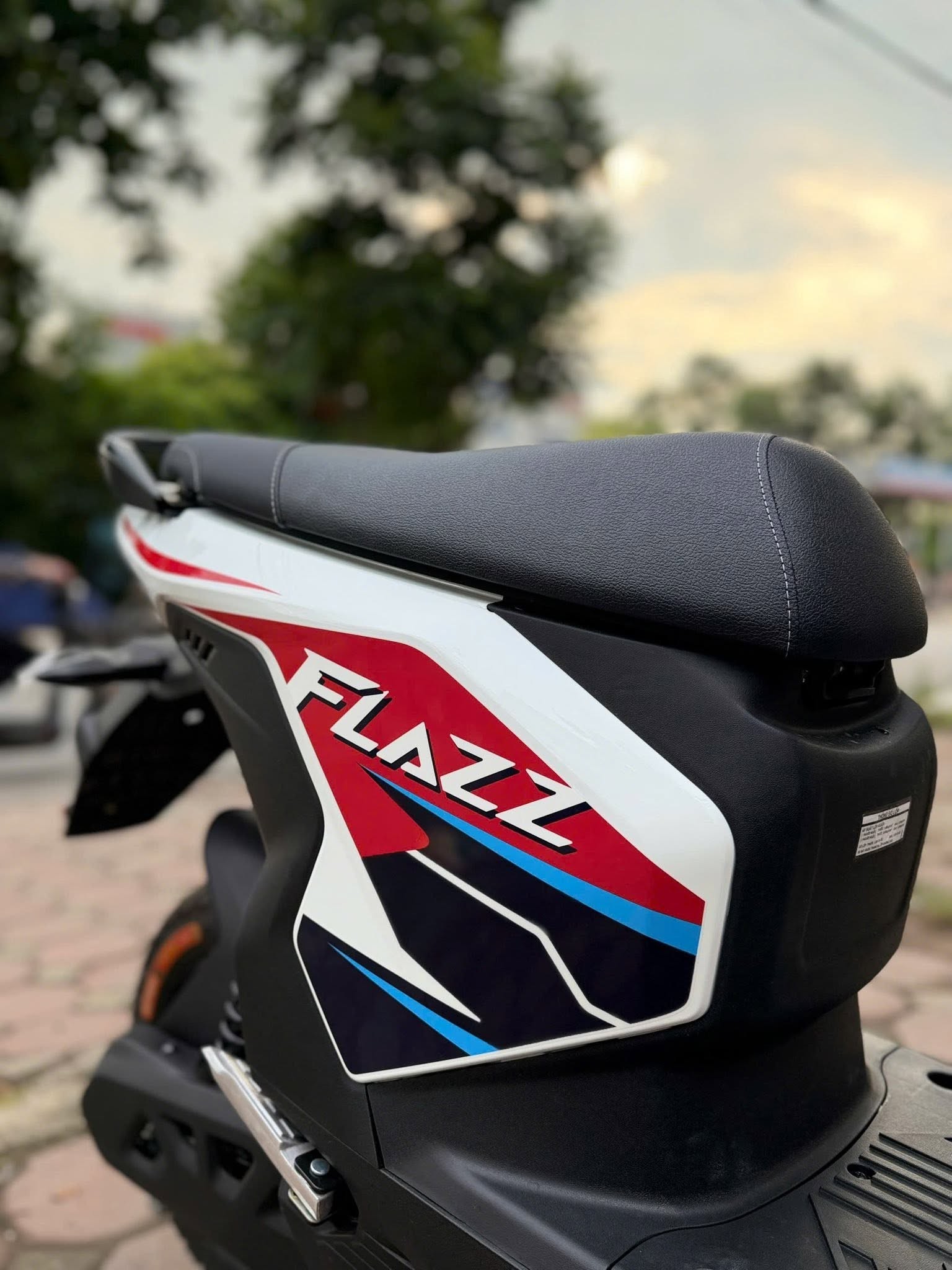 Cận cảnh xe máy điện VinFast Flazz Max đổi pin, giá chỉ từ 13 triệu