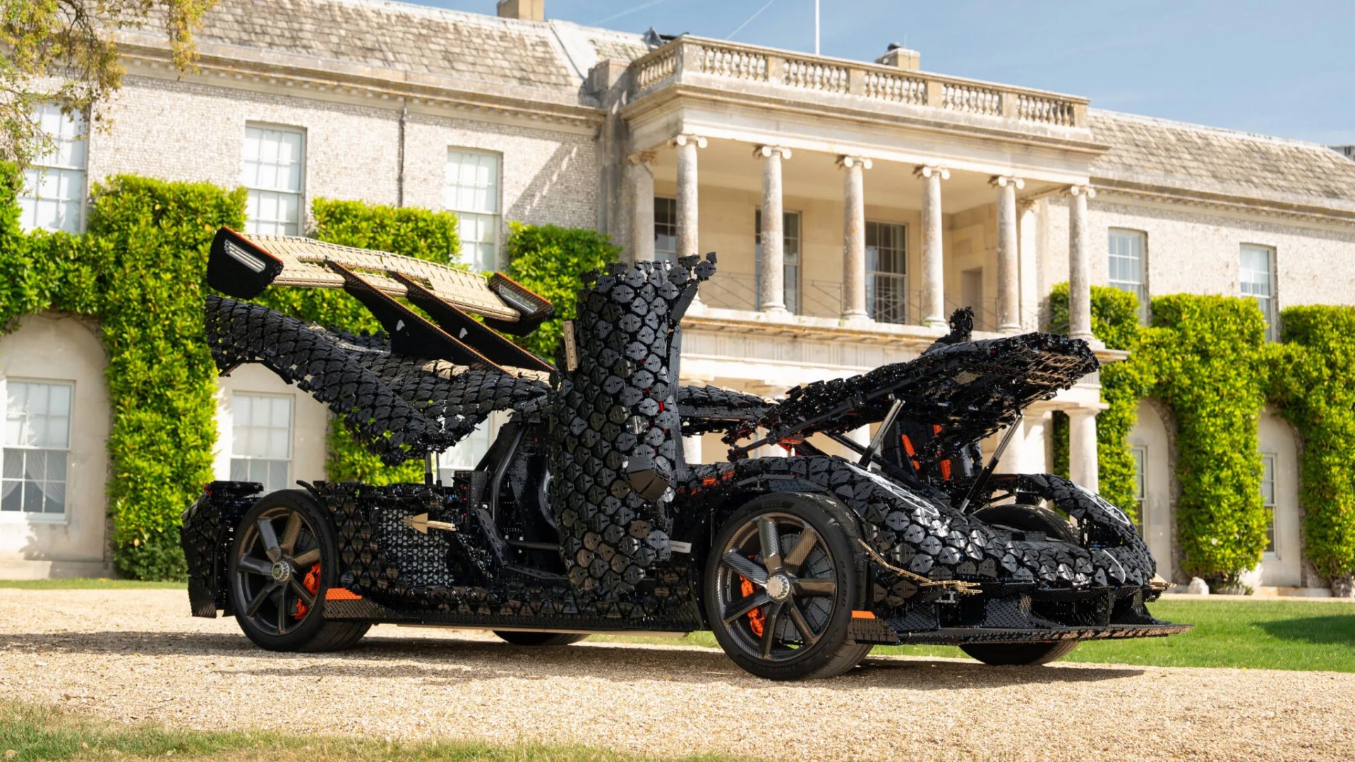 LEGO chế tạo siêu xe Koenigsegg Sadair's Spear kích thước thật, đạt tốc độ 111 km/h LEGO và Koenigsegg hợp tác chế tạo một phiên bản Koenigsegg Sadair's Spear kích thước thật có thể vận hành