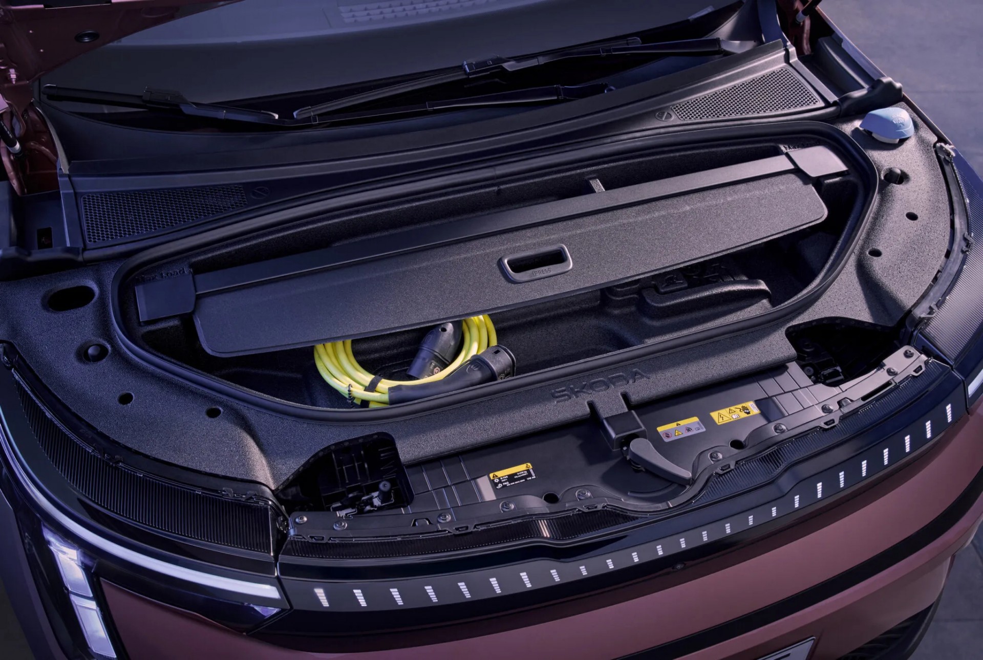 Skoda Peaq ra mắt với vai trò SUV điện ba hàng ghế lớn nhất, mạnh nhất của hãng xe Séc Khoang cốp trước của Skoda Peaq 2026