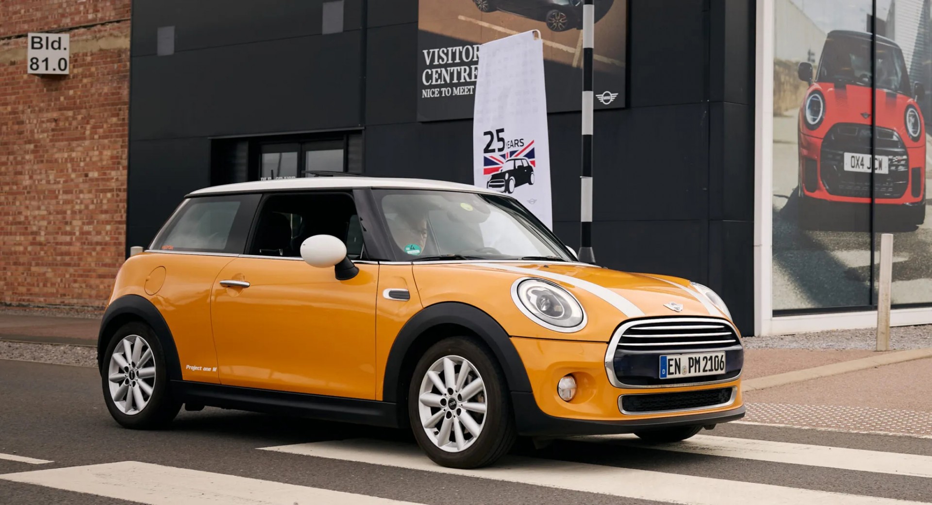 Đây là chiếc Mini Cooper D cán mốc 1 triệu km với động cơ diesel nguyên bản sau 12 năm Chiếc Mini Cooper D của ông Peter Kirchoff đã cán mốc 1 triệu km sau 12 năm sử dụng, và vẫn giữ nguyên động cơ diesel ban đầu