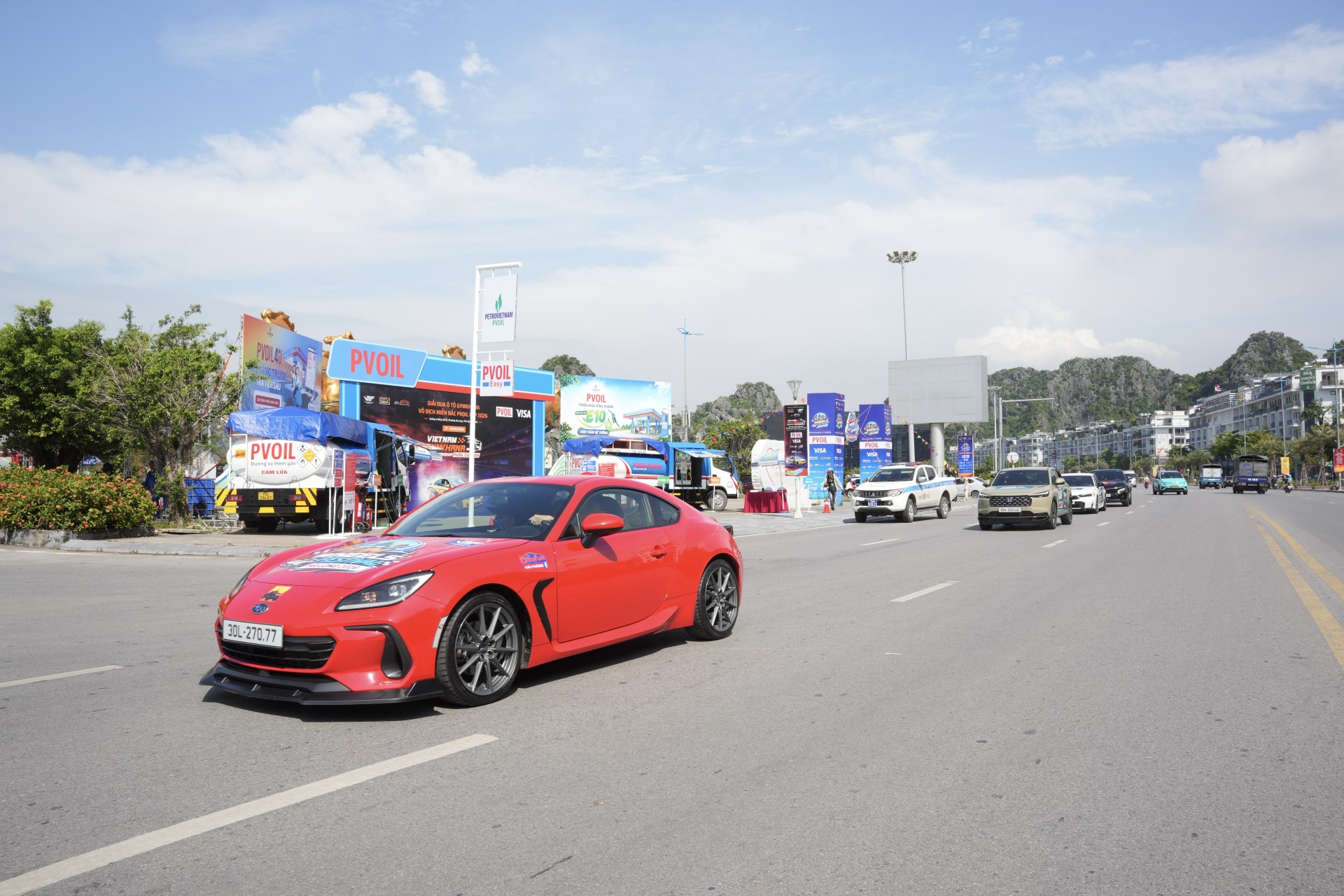 Hình ảnh đoàn diễu hành tại caravan chào mừng Fun Wheels Festival Hạ Long 2026