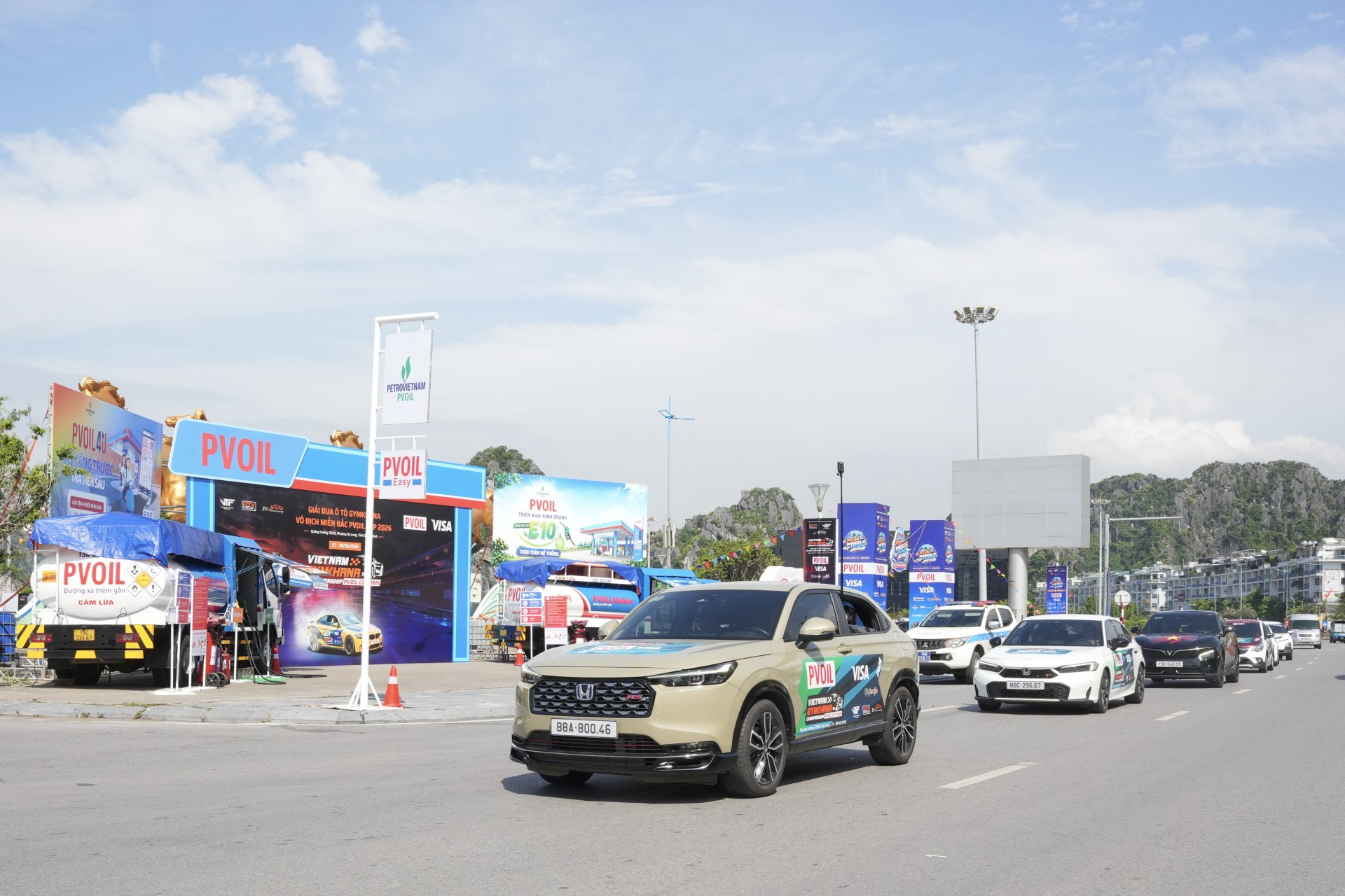 Hình ảnh đoàn diễu hành tại caravan chào mừng Fun Wheels Festival Hạ Long 2026