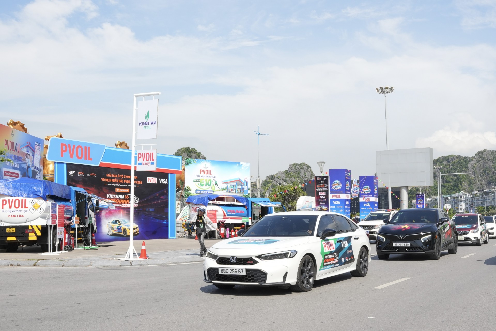 Hình ảnh đoàn diễu hành tại caravan chào mừng Fun Wheels Festival Hạ Long 2026