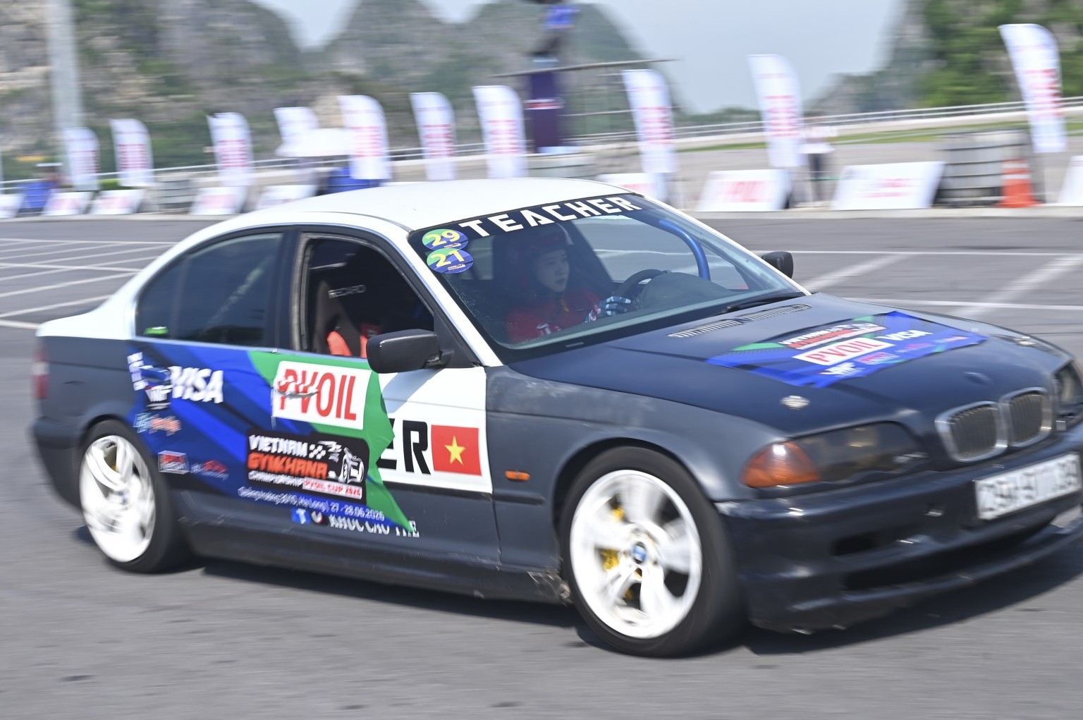 Ấn tượng màn trình diễn Gymkhana mở đầu Lễ hội xe Hạ Long 2026 và Giải đua Ô tô Gymkhana Vô địch Miền Bắc PVOIL Cup 2026