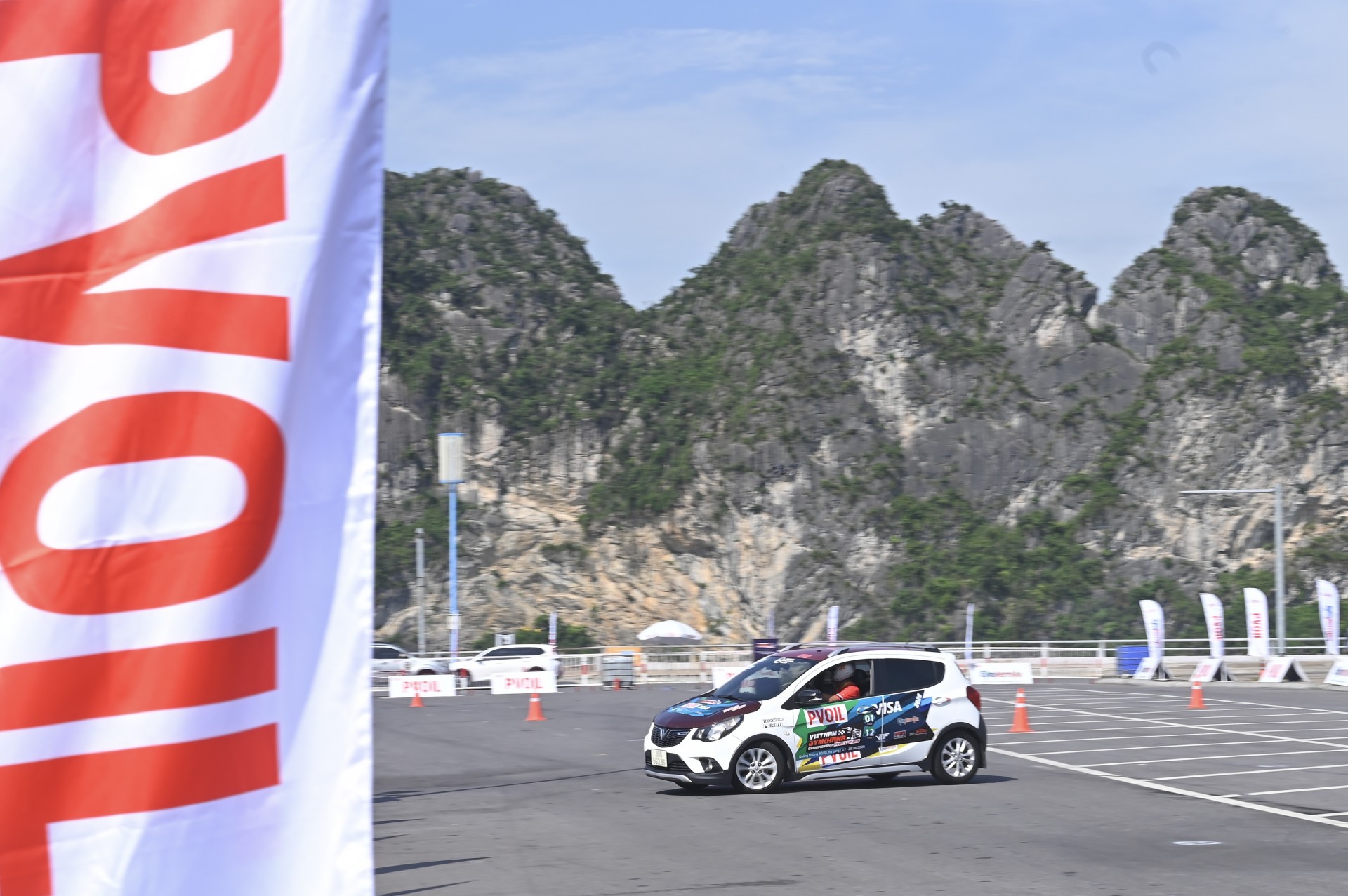 Ấn tượng màn trình diễn Gymkhana mở đầu Lễ hội xe Hạ Long 2026 và Giải đua Ô tô Gymkhana Vô địch Miền Bắc PVOIL Cup 2026