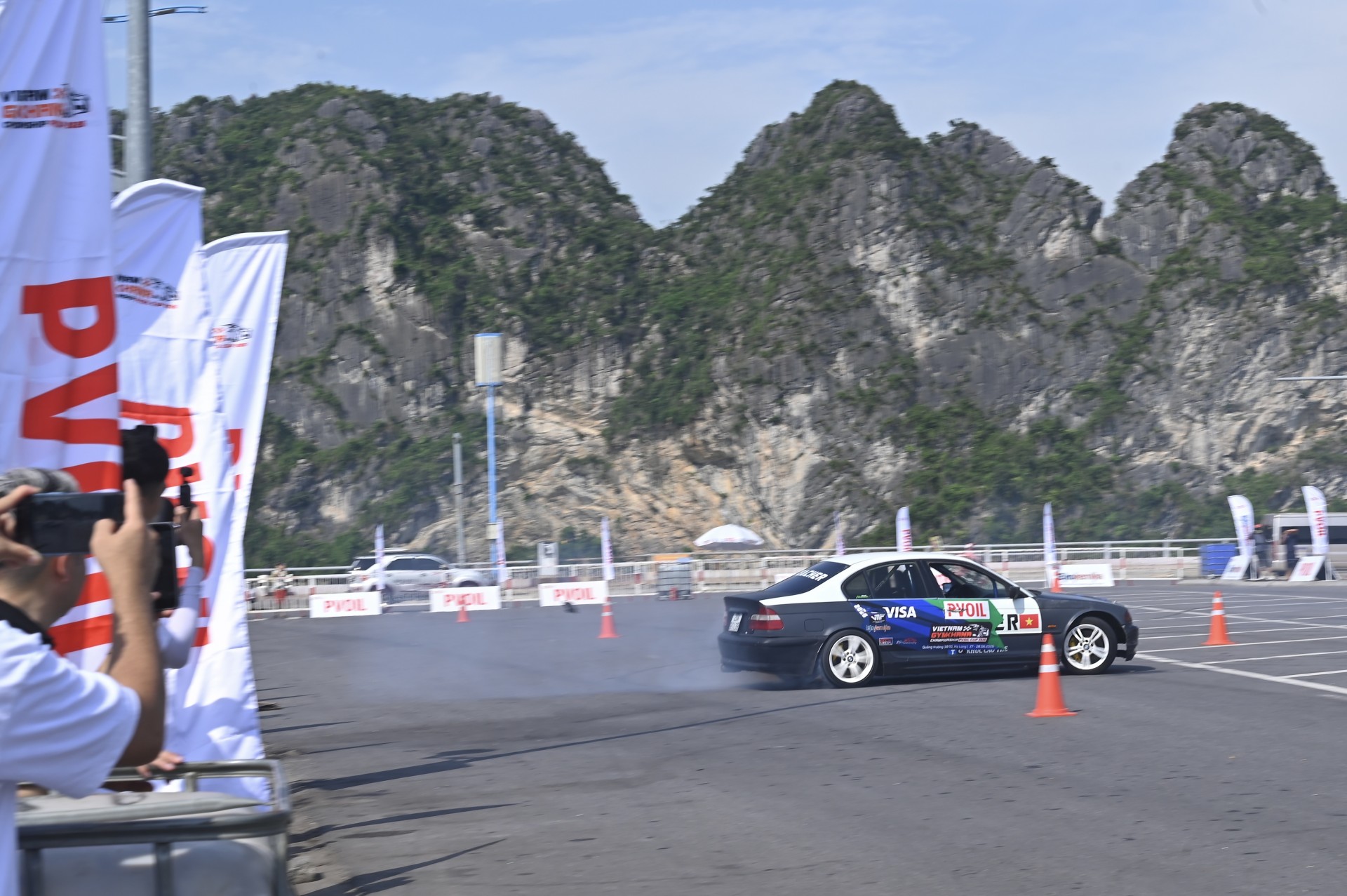 Ấn tượng màn trình diễn Gymkhana mở đầu Lễ hội xe Hạ Long 2026 và Giải đua Ô tô Gymkhana Vô địch Miền Bắc PVOIL Cup 2026