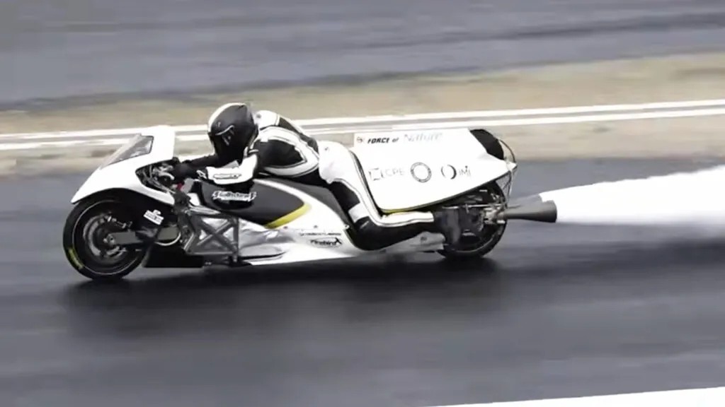 Mô tô chạy bằng hơi nước nhanh nhất thế giới tăng tốc 0-100 km/h chỉ trong 0,4 giây Force of Nature là chiếc mô tô độc đáo chạy bằng hơi nước với khả năng tăng tốc nhanh kỷ lục