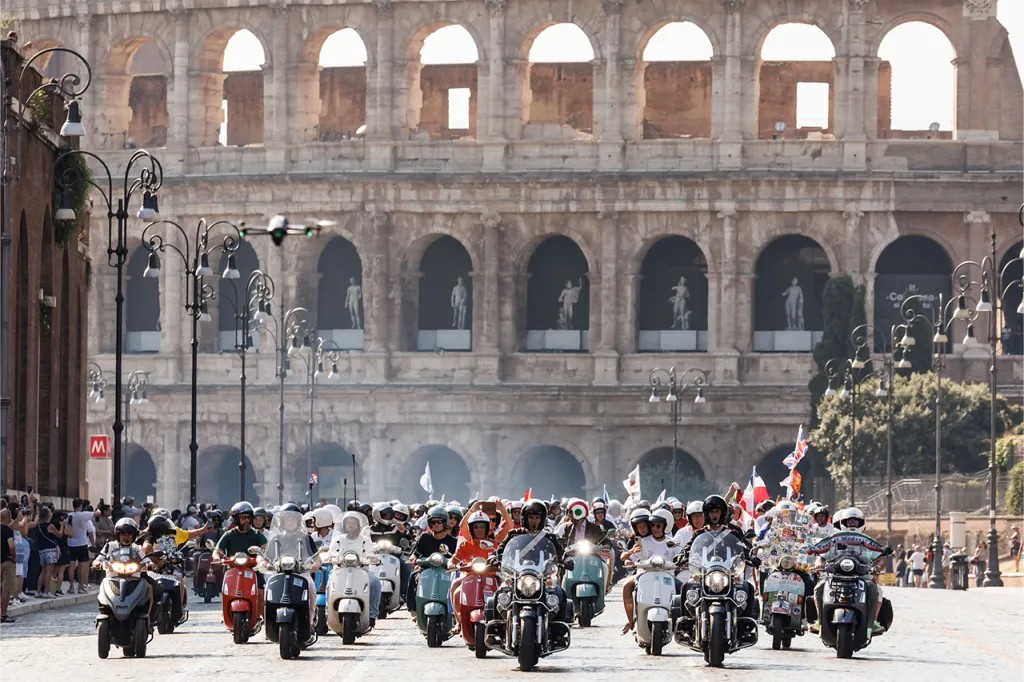 25.000 xe Vespa tụ hội tại Rome trong dịp kỷ niệm 80 năm thương hiệu 25.000 xe Vespa tụ hội tại Rome trong dịp kỷ niệm 80 năm thương hiệu