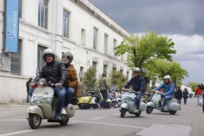 25.000 xe Vespa tụ hội tại Rome trong dịp kỷ niệm 80 năm thương hiệu 25.000 xe Vespa tụ hội tại Rome trong dịp kỷ niệm 80 năm thương hiệu