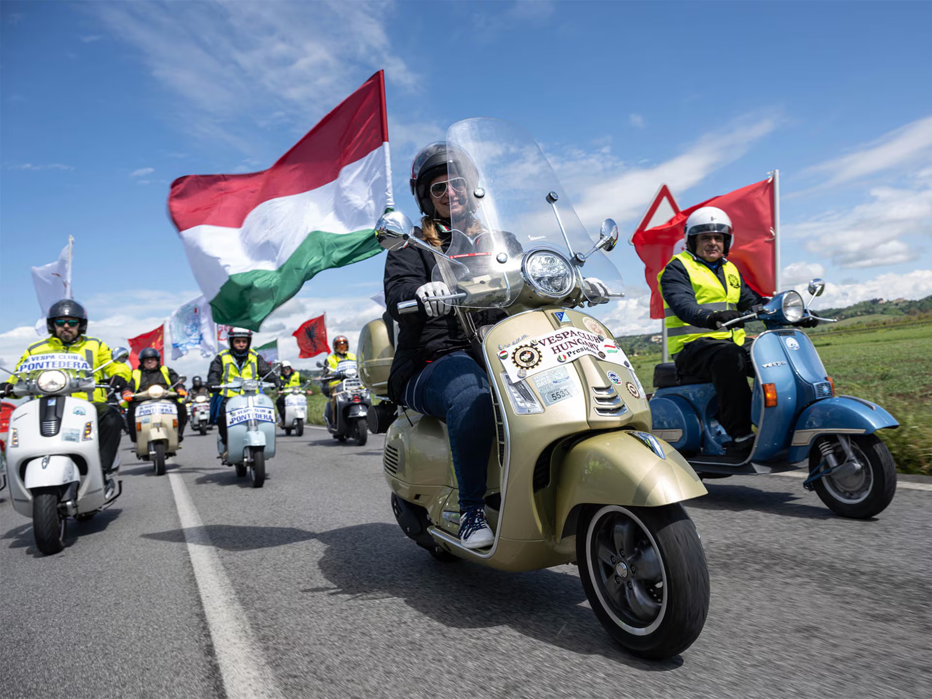 25.000 xe Vespa tụ hội tại Rome trong dịp kỷ niệm 80 năm thương hiệu 25.000 xe Vespa tụ hội tại Rome trong dịp kỷ niệm 80 năm thương hiệu