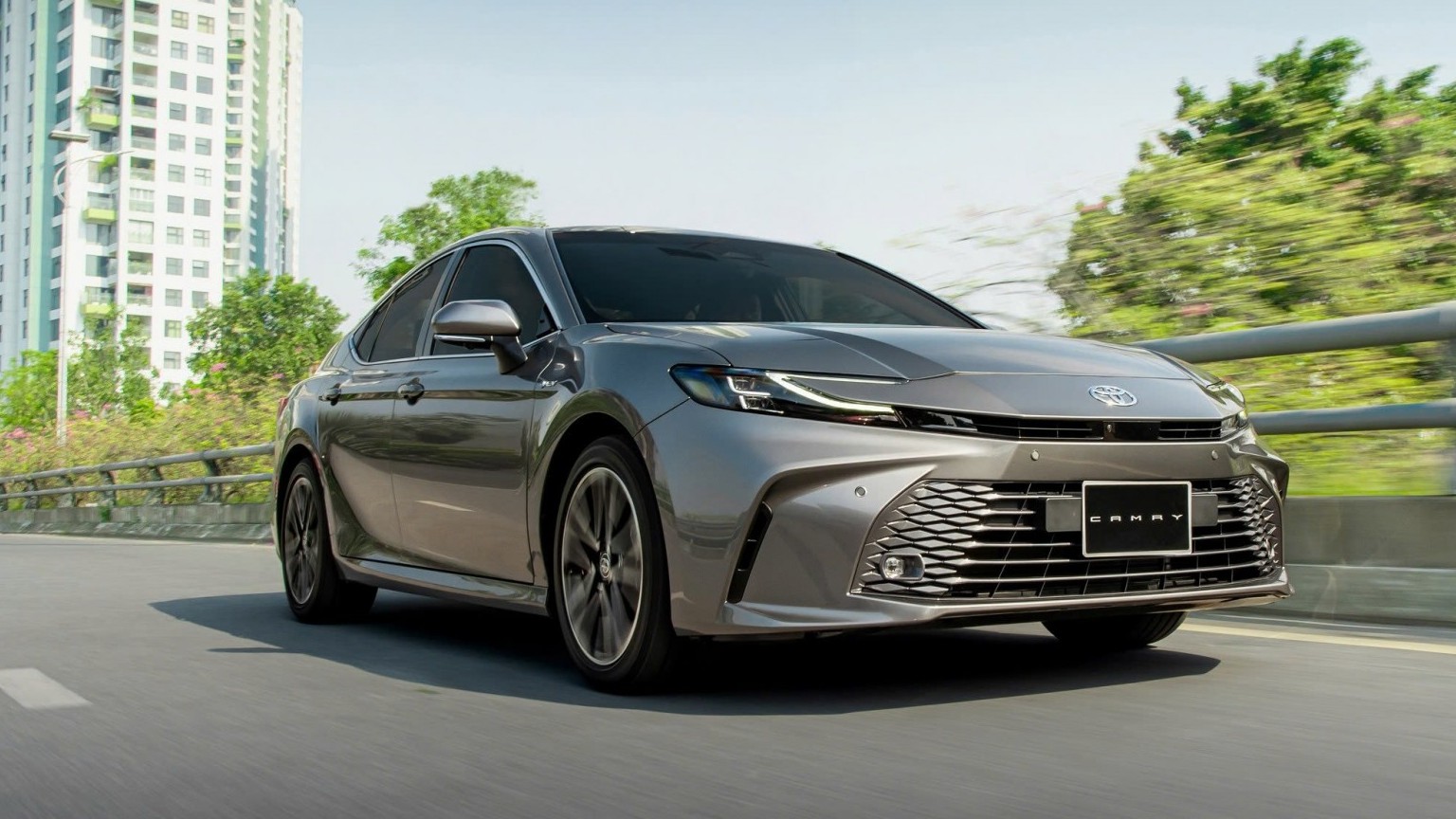 Toyota Camry Hybrid giảm 140 triệu đồng, giá chỉ từ 1,32 tỷ
