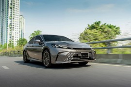 Toyota Camry Hybrid giảm 140 triệu đồng, giá chỉ từ 1,32 tỷ