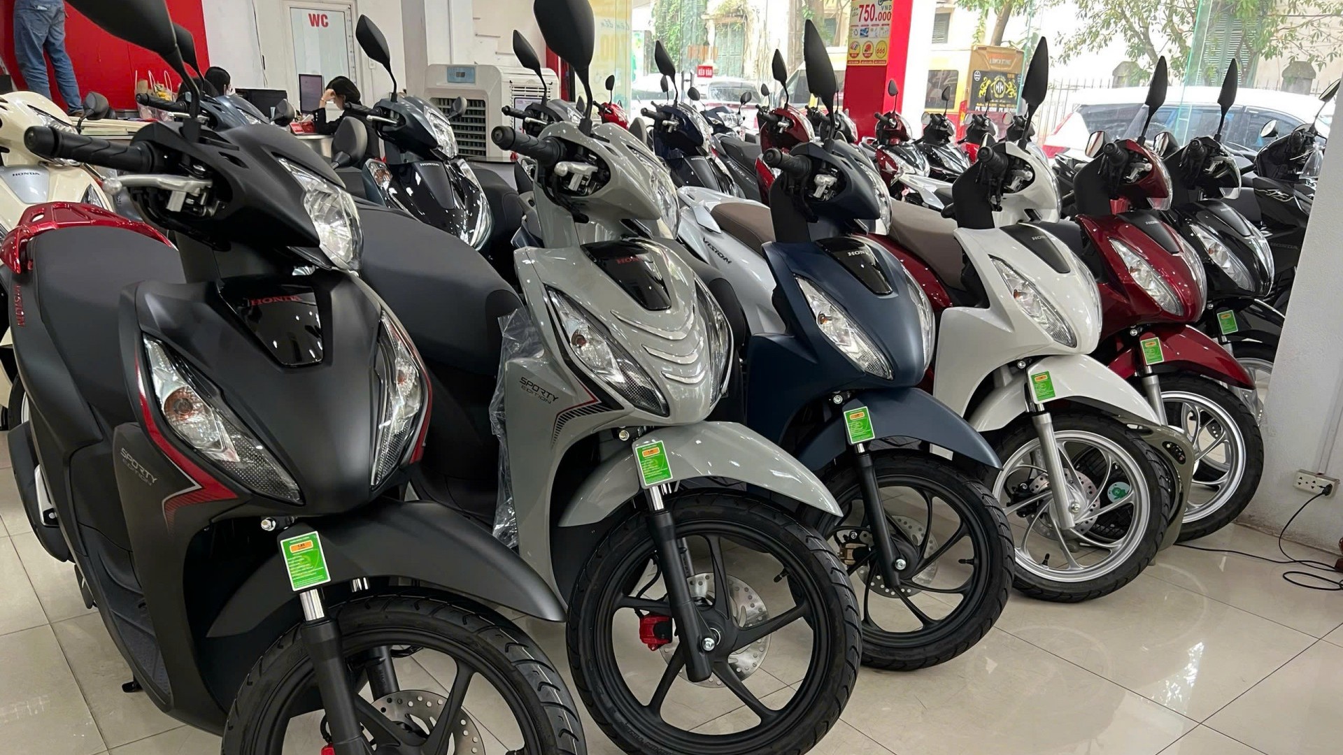 Honda tăng giá niêm yết hàng loạt xe máy xăng