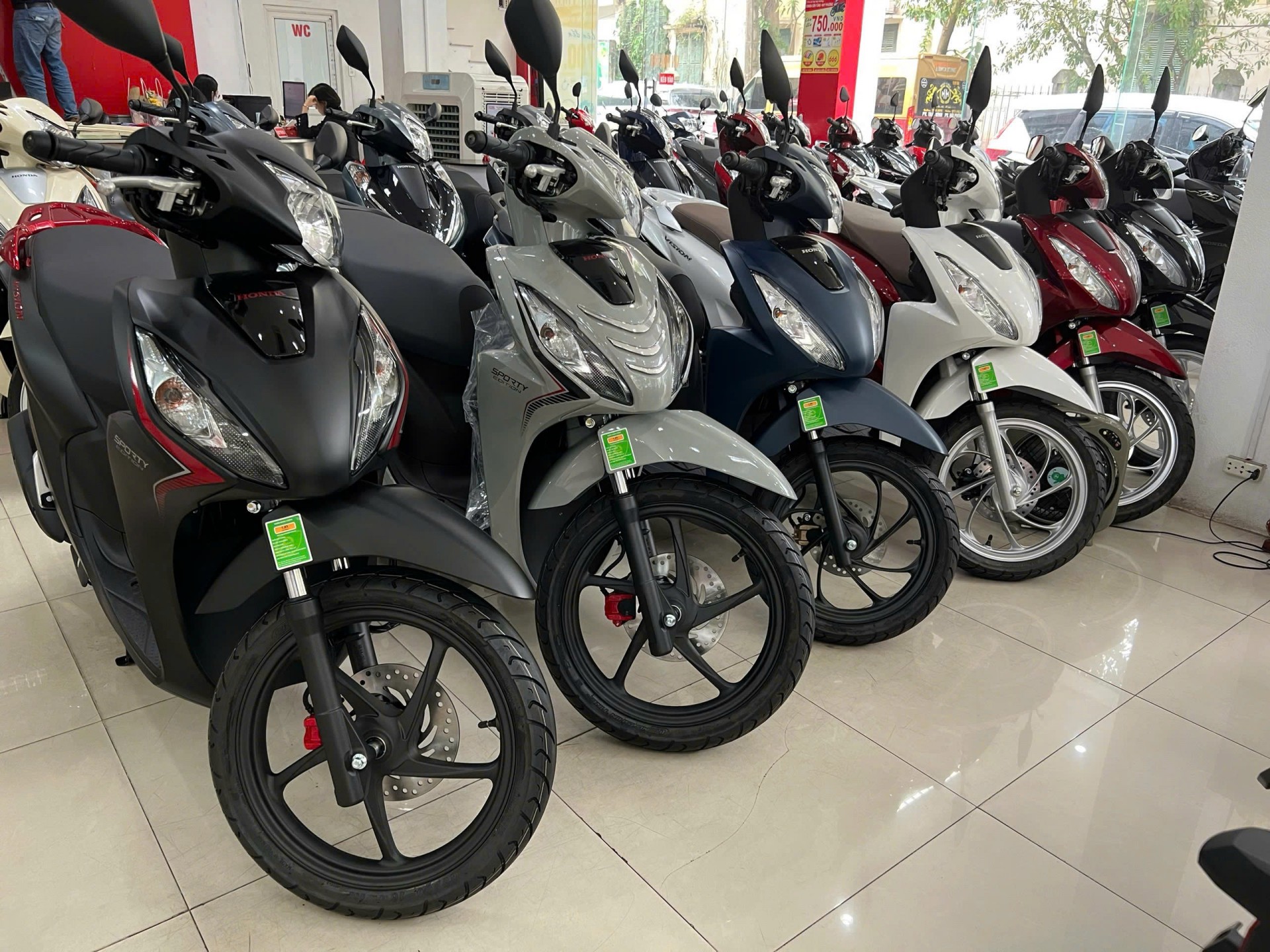 Honda tăng giá niêm yết hàng loạt xe máy xăng