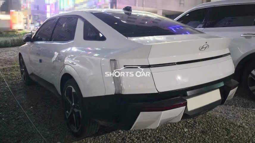 Ảnh thực tế Hyundai Elantra 2027 không che chắn, lăn bánh ngoài đường Ảnh thực tế Hyundai Elantra 2027 không che chắn, lăn bánh ngoài đường