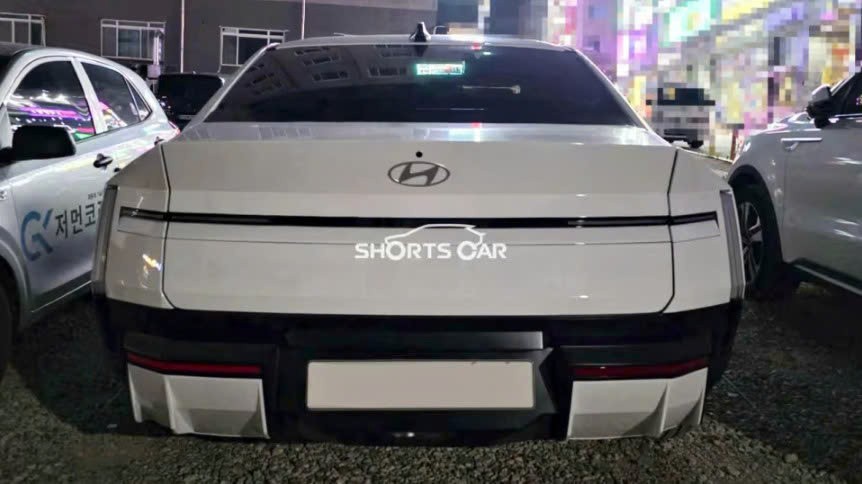 Ảnh thực tế Hyundai Elantra 2027 không che chắn, lăn bánh ngoài đường Ảnh thực tế Hyundai Elantra 2027 không che chắn, lăn bánh ngoài đường