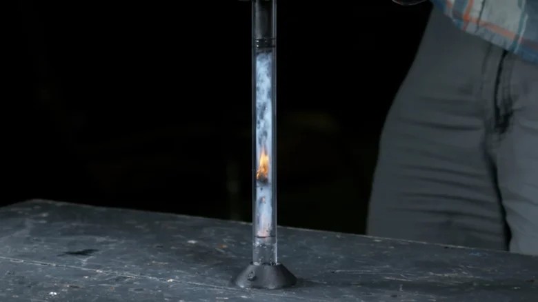 Vì sao động cơ diesel không cần bugi? Thí nghiệm đơn giản này cho thấy câu trả lời