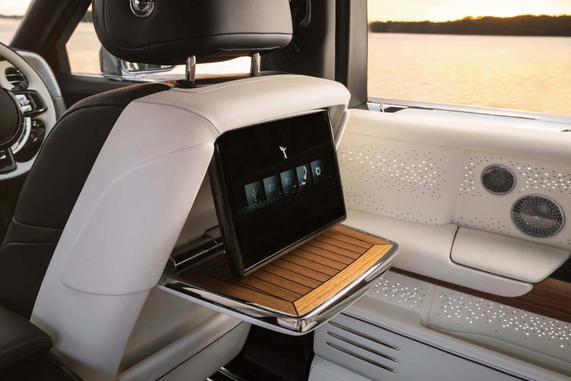 Rolls-Royce tạo ra Bàn picnic và màn hình cho hành khách ngồi sau của Rolls-Royce Phantom Regatta