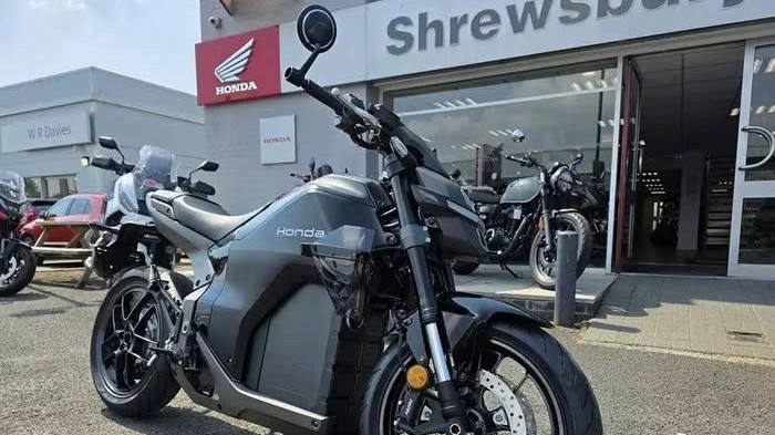 Ảnh thực tế mô tô điện Honda WN7 tại đại lý