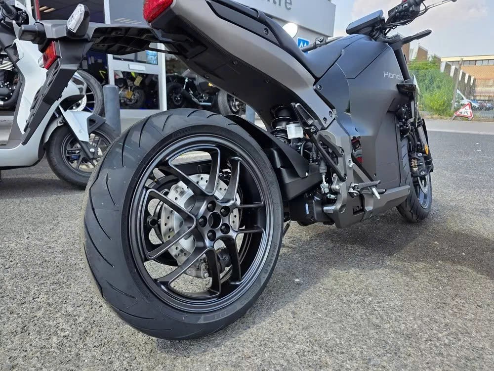 Ảnh thực tế mô tô điện Honda WN7 tại đại lý Ảnh thực tế mô tô điện Honda WN7 tại đại lý