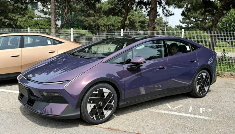 Ngắm Hyundai Ioniq V đi 600 km một lần sạc Ngắm Hyundai Ioniq V đi 600 km một lần sạc