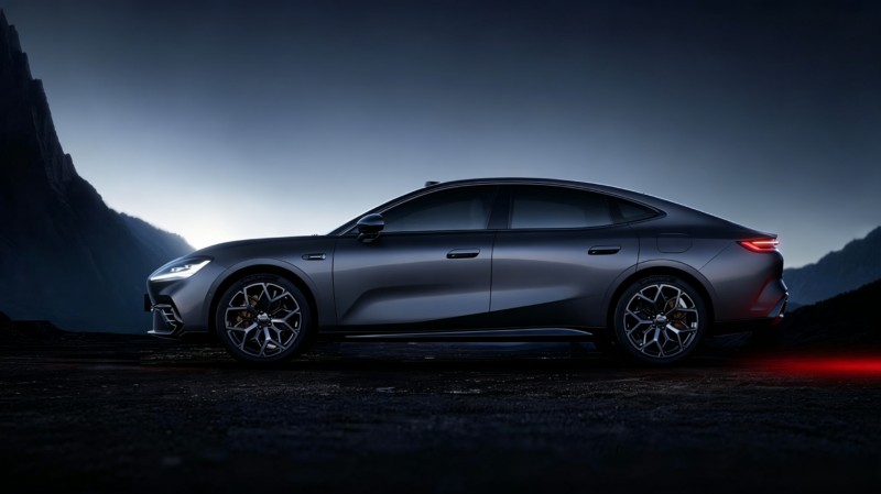 Geely Galaxy TT ra mắt, nhắm đến khách hàng trẻ với thiết kế thể thao và tầm hoạt động 725 km Phía bên của Geely Galaxy TT 2026