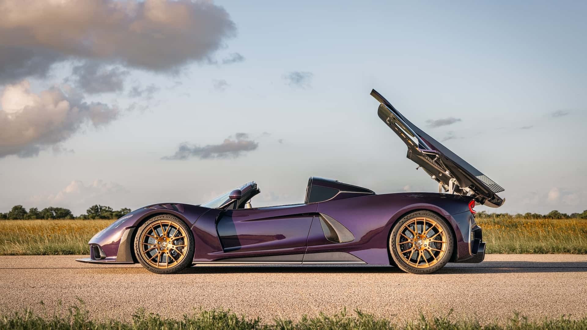 Hennessey Venom F5-M ra mắt: Hypercar Mỹ mạnh 2.031 mã lực với hộp số sàn hiếm có Phía bên của Hennessey Venom F5-M