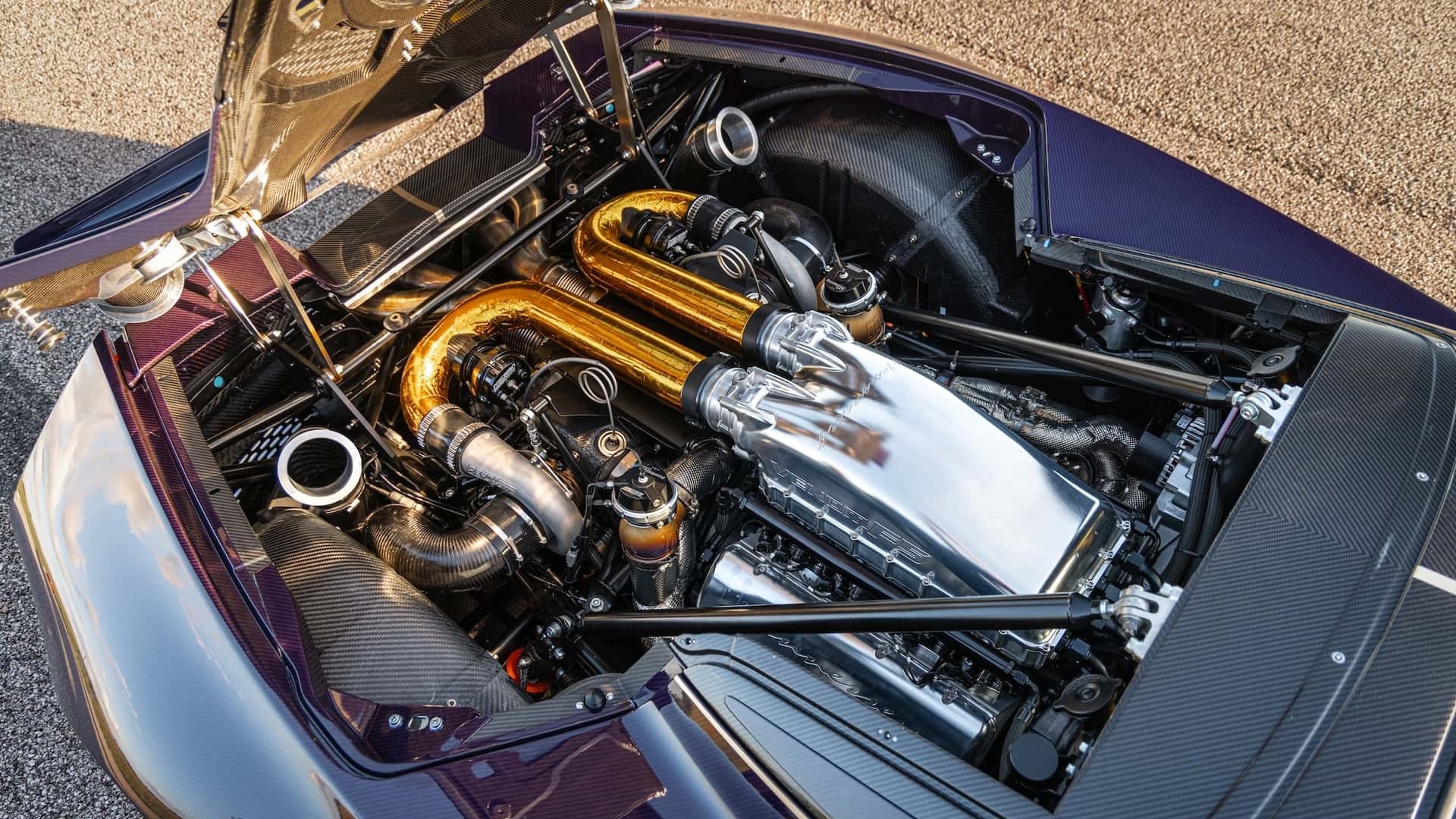 Hennessey Venom F5-M ra mắt: Hypercar Mỹ mạnh 2.031 mã lực với hộp số sàn hiếm có Khoang động cơ của Hennessey Venom F5-M