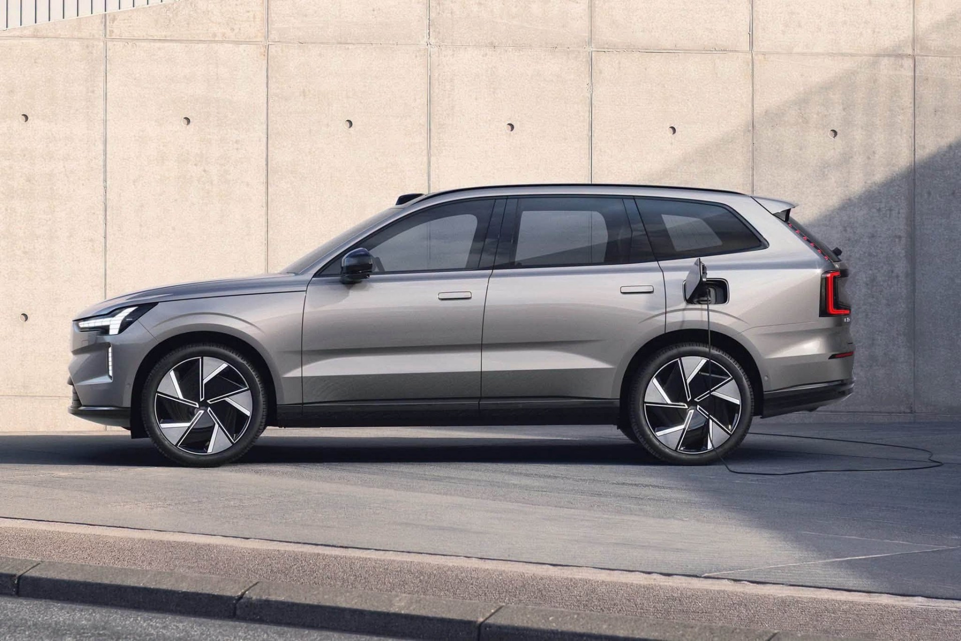 Hai mẫu xe điện Volvo sắp ra mắt Việt Nam có gì ngoài công nghệ sạc 22 phút? Hai mẫu xe điện Volvo sắp ra mắt Việt Nam có gì ngoài công nghệ sạc 22 phút?