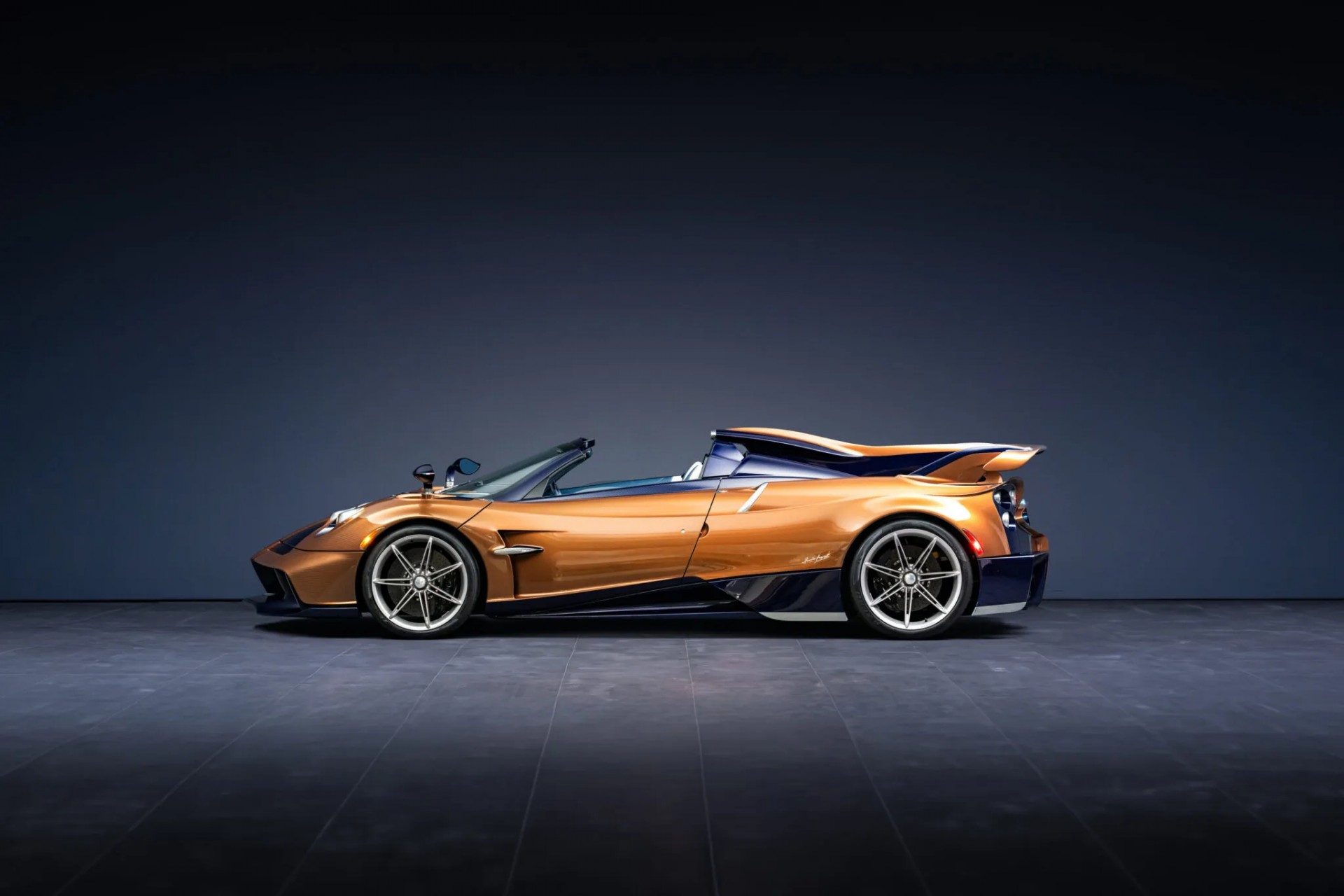 Pagani trình làng Huayra 70 Derecho, siêu xe độc bản mừng sinh nhật tuổi 70 của nhà sáng lập Phía bên của Pagani Huayra 70 Derecho