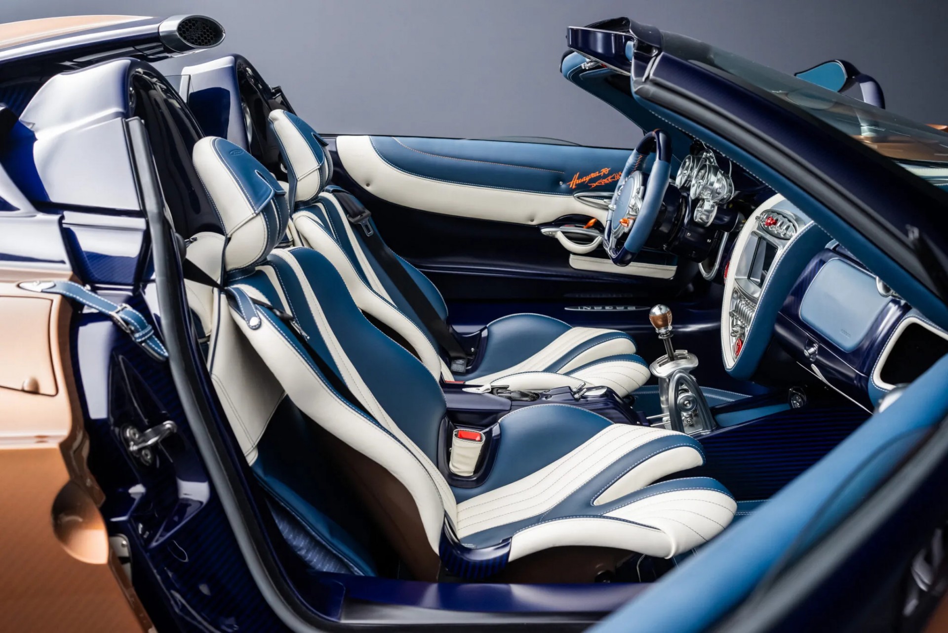 Pagani trình làng Huayra 70 Derecho, siêu xe độc bản mừng sinh nhật tuổi 70 của nhà sáng lập Vị trí ghế ngồi của Pagani Huayra 70 Derecho
