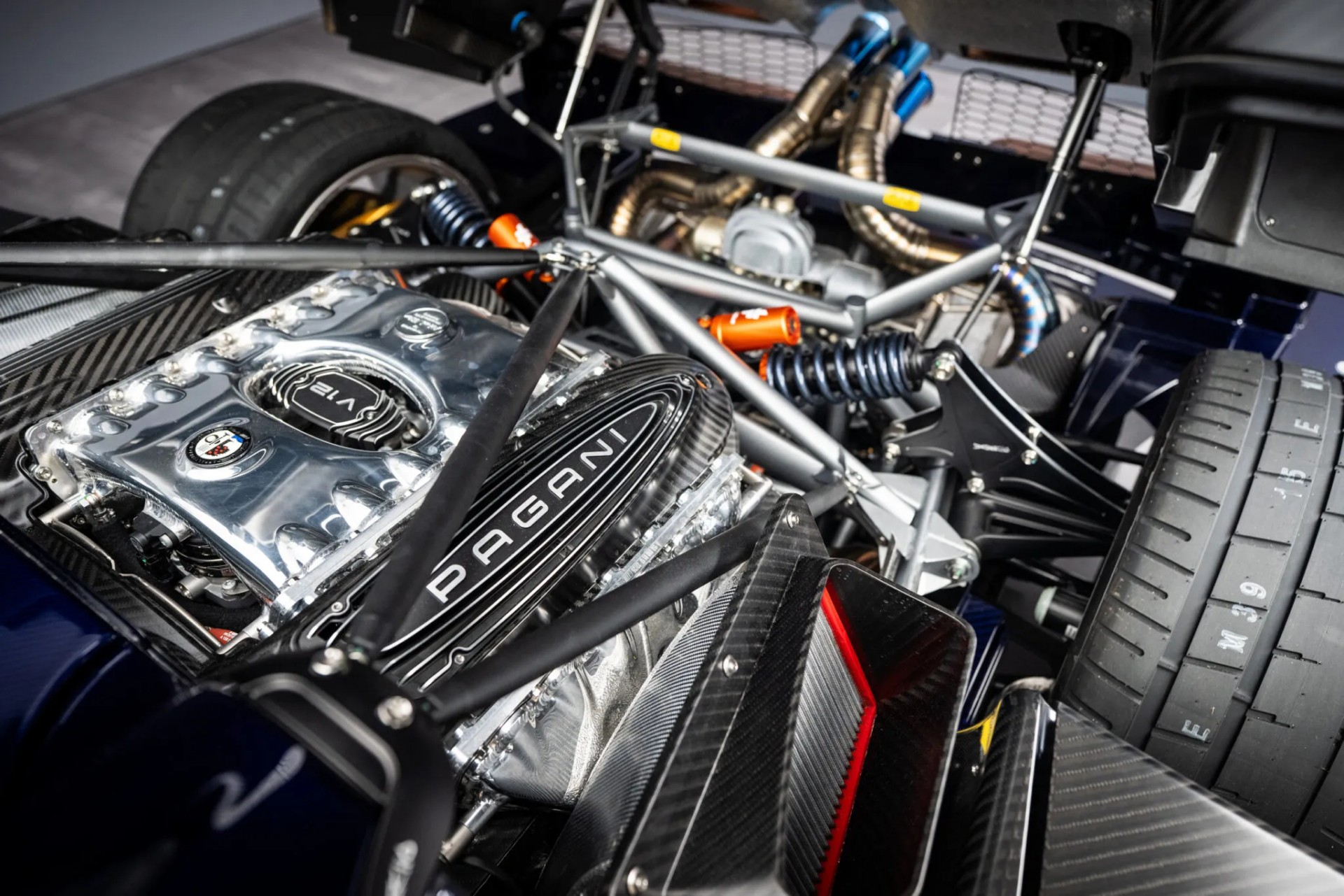 Pagani trình làng Huayra 70 Derecho, siêu xe độc bản mừng sinh nhật tuổi 70 của nhà sáng lập Khoang động cơ của Pagani Huayra 70 Derecho