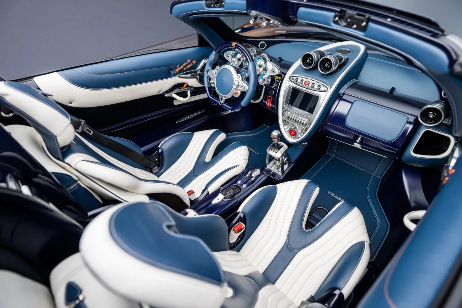 Pagani trình làng Huayra 70 Derecho, siêu xe độc bản mừng sinh nhật tuổi 70 của nhà sáng lập Khoang lái của Pagani Huayra 70 Derecho