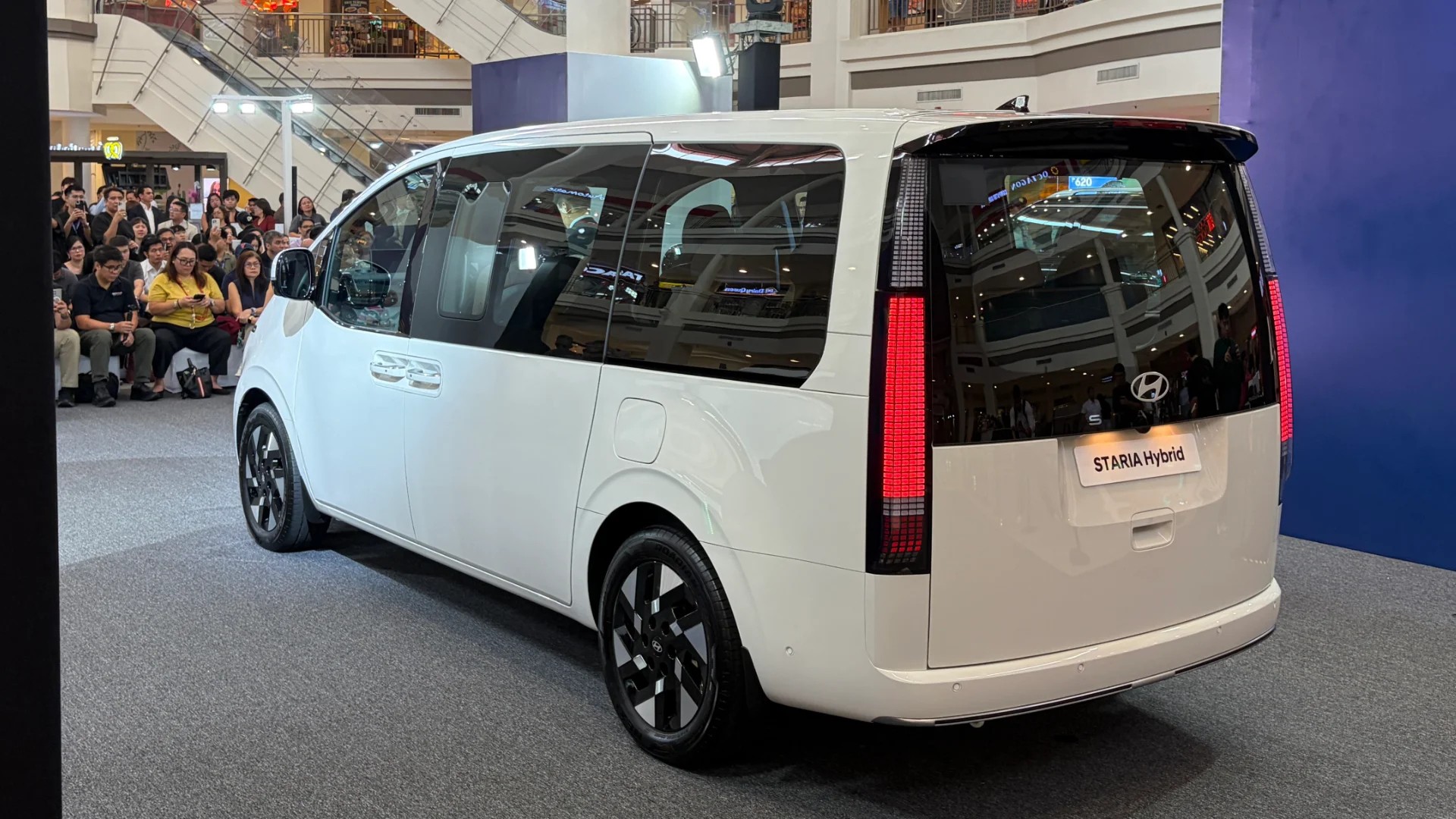 Hyundai Staria Hybrid ra mắt thị trường Philippines, giá từ khoảng 850 triệu đồng Hyundai Staria Hybrid ra mắt thị trường Philippines, giá từ khoảng 850 triệu đồng