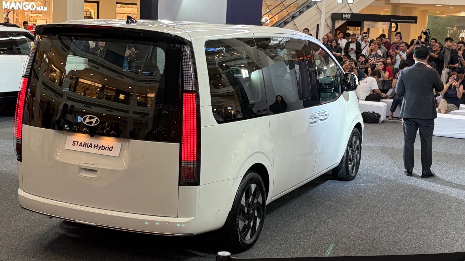 Hyundai Staria Hybrid ra mắt thị trường Philippines, giá từ khoảng 850 triệu đồng Hyundai Staria Hybrid ra mắt thị trường Philippines, giá từ khoảng 850 triệu đồng