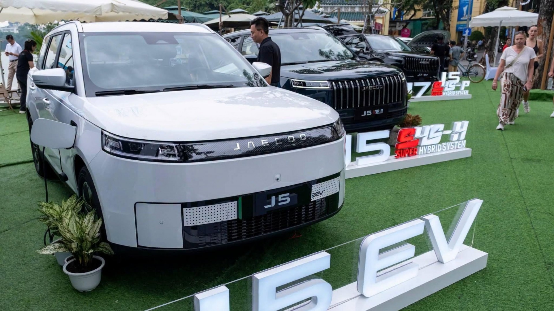 Jaecoo J5 mở cọc với giá từ 569 triệu, mẫu xe đầu tiên có cả ba tuỳ chọn xăng, hybrid và điện