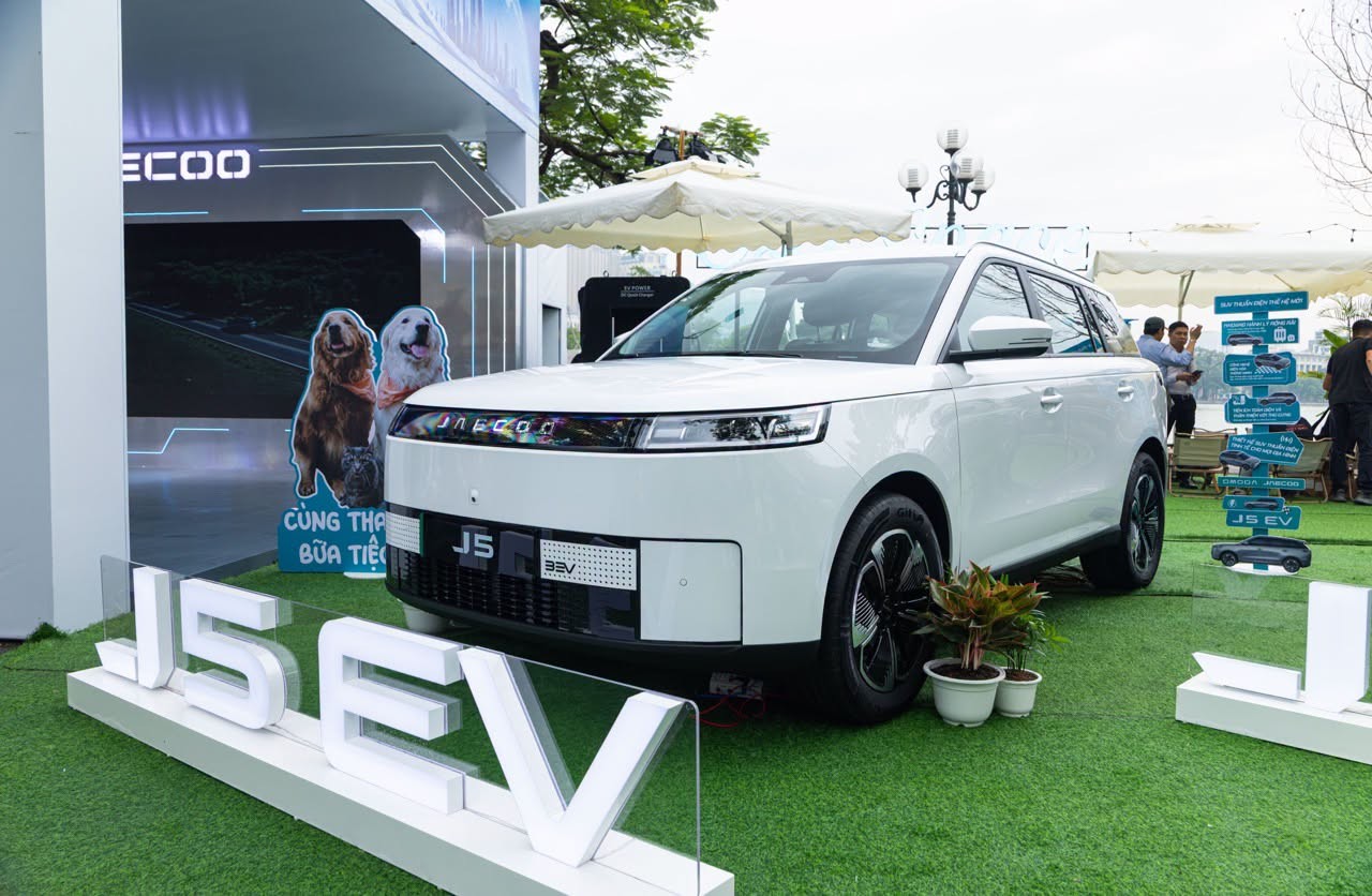 Jaecoo J5 mở cọc với giá từ 569 triệu, mẫu xe đầu tiên có cả ba tuỳ chọn xăng, hybrid và điện Jaecoo J5 mở cọc với giá từ 569 triệu, mẫu xe đầu tiên có cả ba tuỳ chọn xăng, hybrid và điện