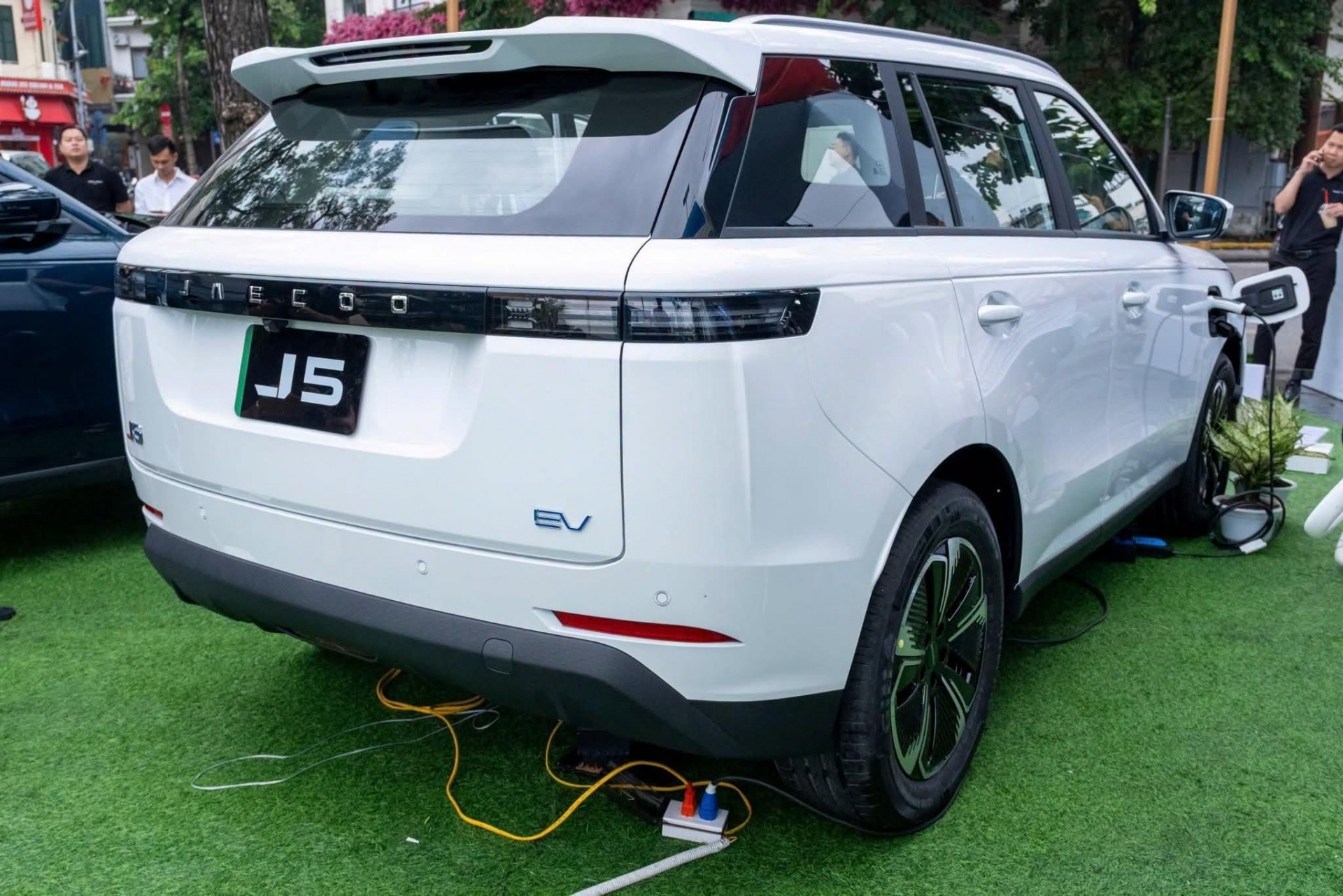 Jaecoo J5 mở cọc với giá từ 569 triệu, mẫu xe đầu tiên có cả ba tuỳ chọn xăng, hybrid và điện Jaecoo J5 mở cọc với giá từ 569 triệu, mẫu xe đầu tiên có cả ba tuỳ chọn xăng, hybrid và điện