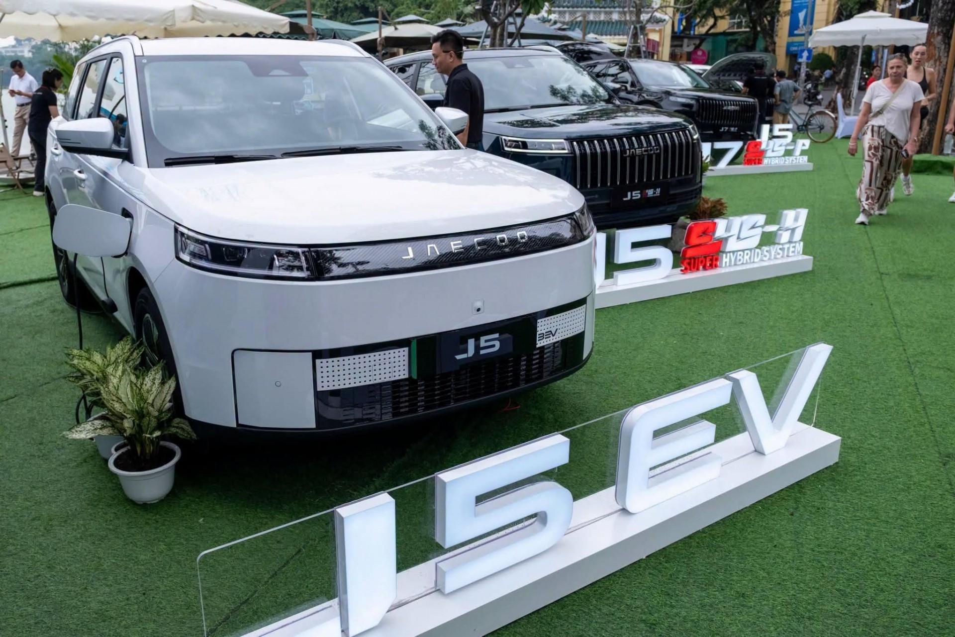 Jaecoo J5 mở cọc với giá từ 569 triệu, mẫu xe đầu tiên có cả ba tuỳ chọn xăng, hybrid và điện Jaecoo J5 mở cọc với giá từ 569 triệu, mẫu xe đầu tiên có cả ba tuỳ chọn xăng, hybrid và điện